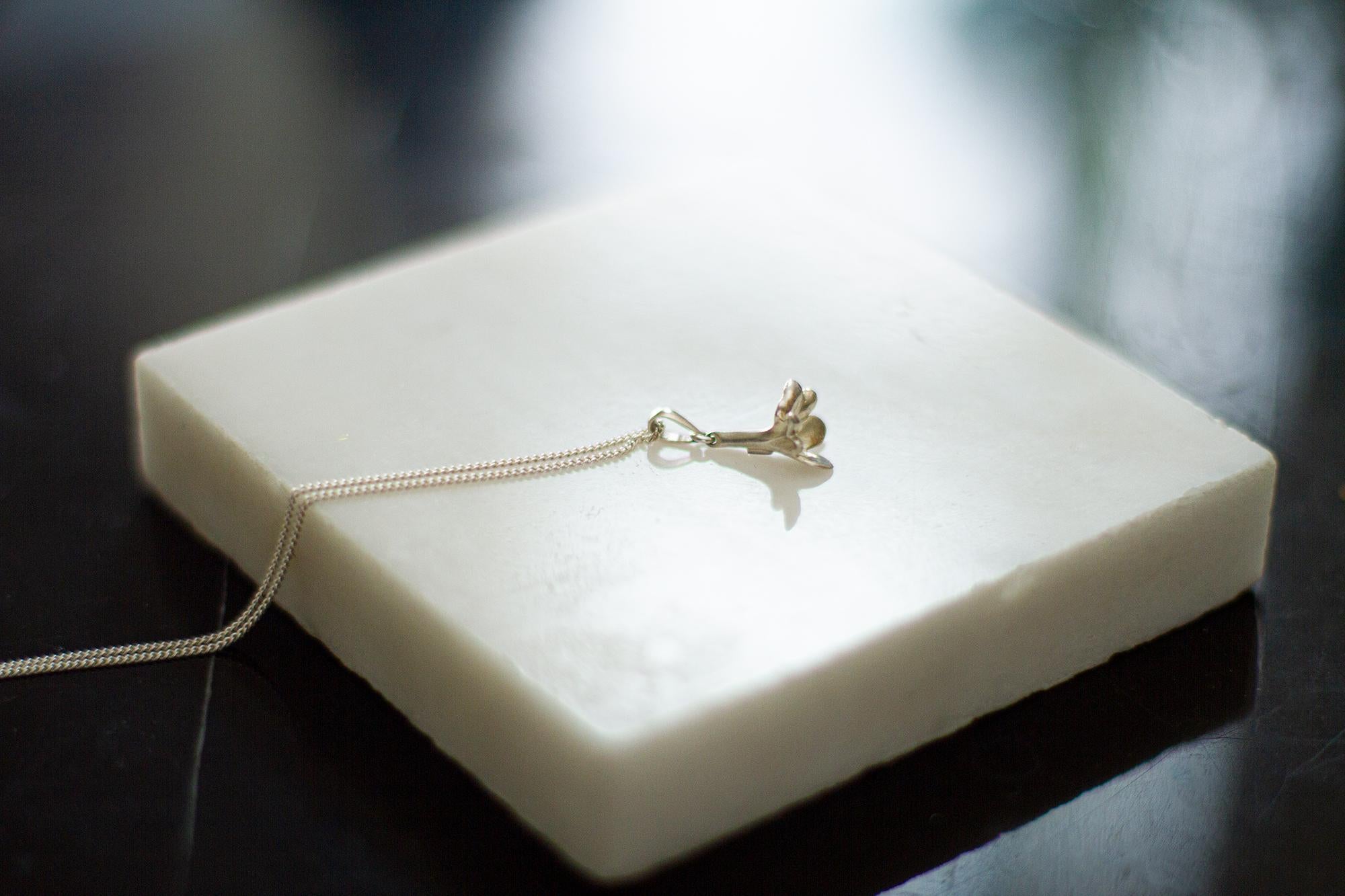 Le collier pendentif en argent sterling Bindweed appartient à la collection de bijoux Blossom, qui a été présentée dans Vogue et Harper's Bazaar UA. Cette collection de bijoux est conçue par une artiste peintre berlinoise, Polya Medvedeva. Il s'agit