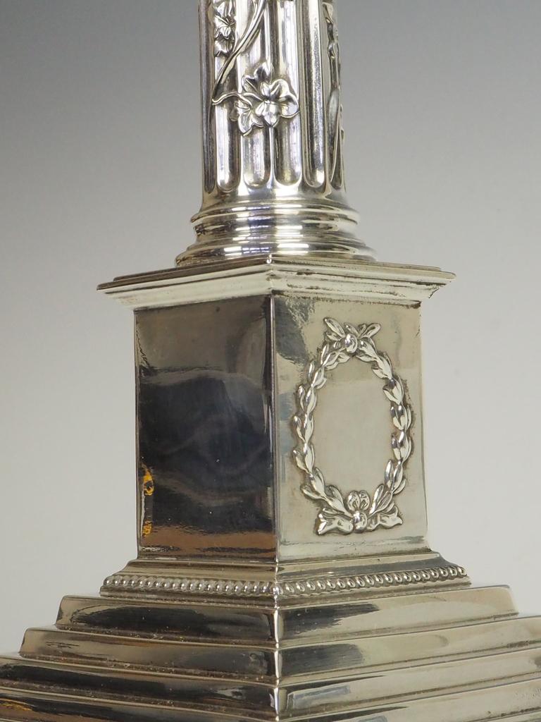 Lampada a olio a colonna corinzia in argento massiccio con paralume originale in vetro verde in vendita 5