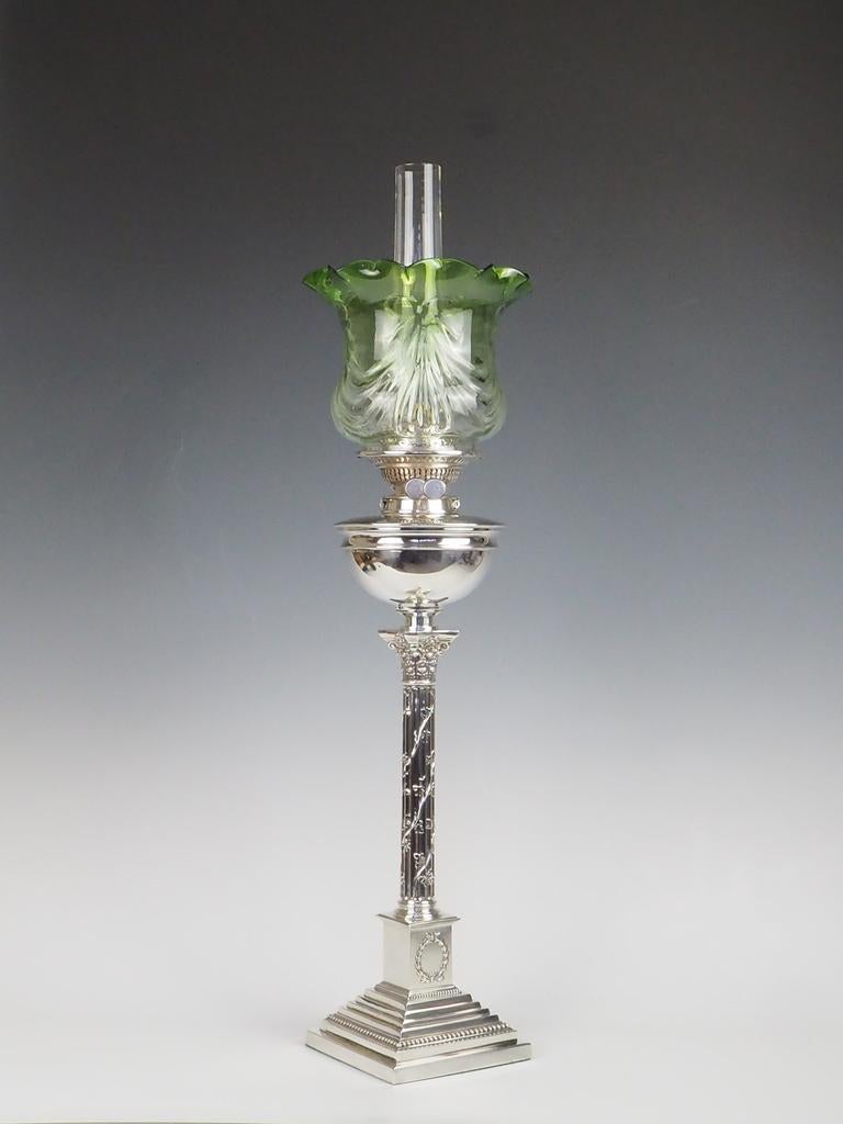 Lampada ad olio vittoriana a colonna corinzia in argento sterling con paralume originale in vetro verde

Eleva il tuo spazio con questa magnifica lampada ad olio vittoriana in argento sterling, uno straordinario esempio di artigianato e design del