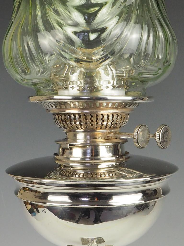 Lampada a olio a colonna corinzia in argento massiccio con paralume originale in vetro verde In condizioni buone in vendita a Lincoln, GB
