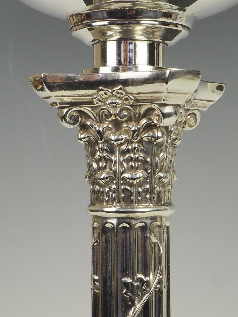 Lampada a olio a colonna corinzia in argento massiccio con paralume originale in vetro verde in vendita 1