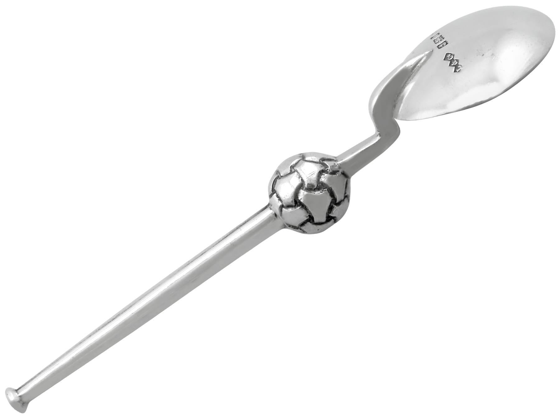 Excepcional, fina e impresionante cuchara de coronación de plata de ley inglesa antigua eduardiana Arts & Crafts con diseño címbrico de Archibald Knox, de Liberty & Co Ltd; una adición a nuestra variada colección de cubiertos de plata.

Esta