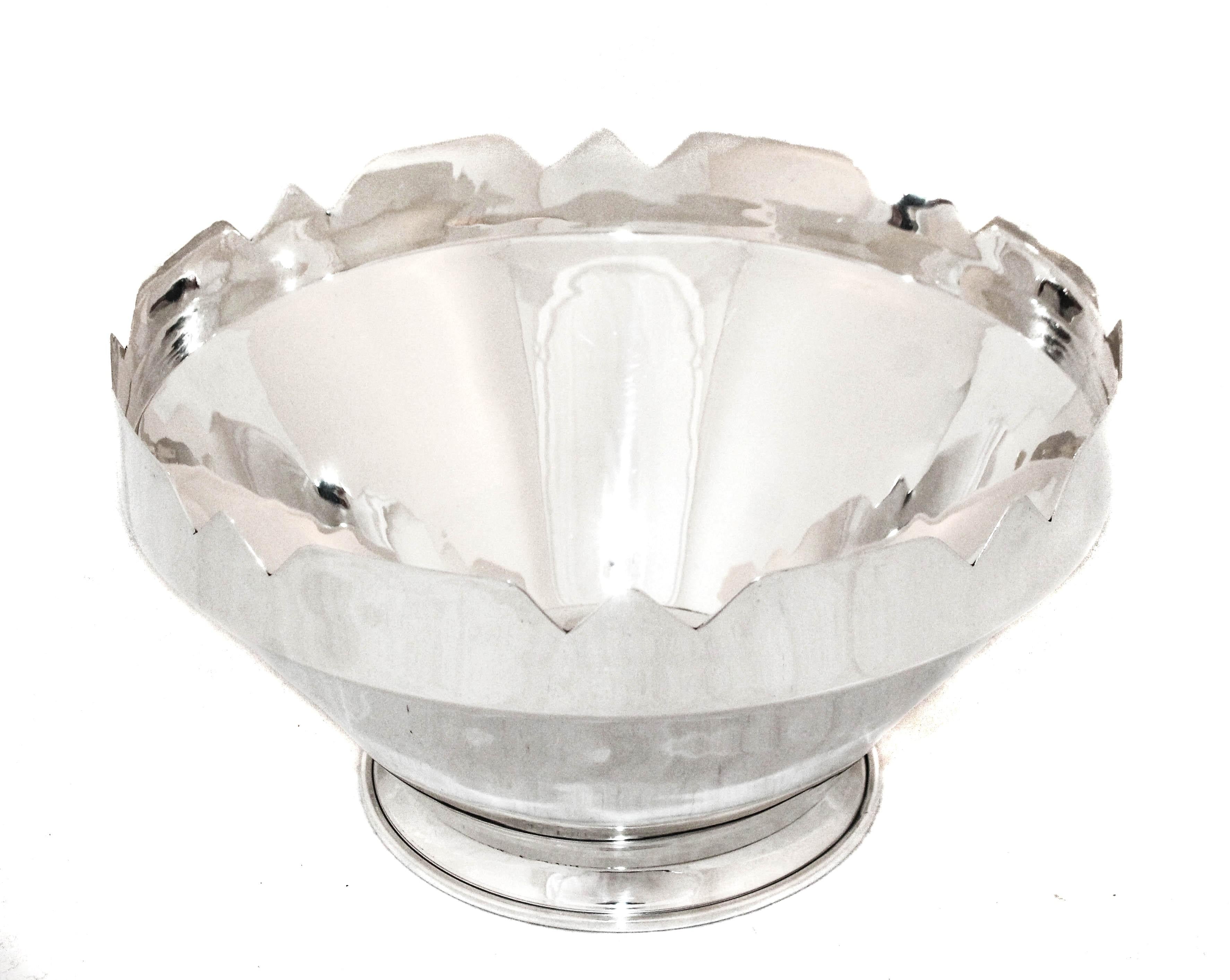 Nous vous proposons un bol en argent sterling conçu dans le style 