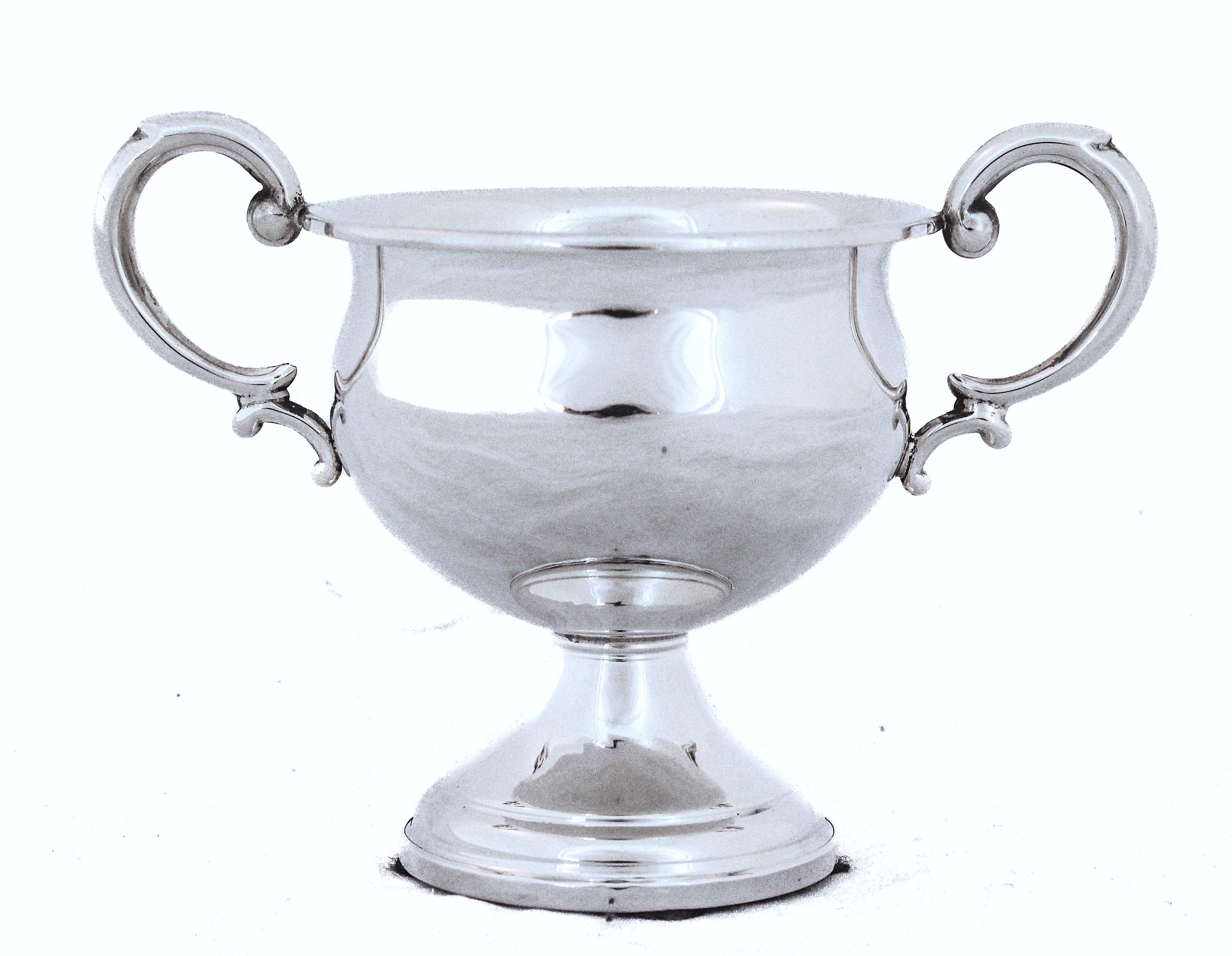 Se ofrece un juego de té de plata de ley: cremera, azucarero y bandeja.  Fabricada en plena Segunda Guerra Mundial, tiene un aspecto sobrio, sin la decoración ornamental que suele tener la plata.  Esta sencillez se convertiría más tarde en el estilo