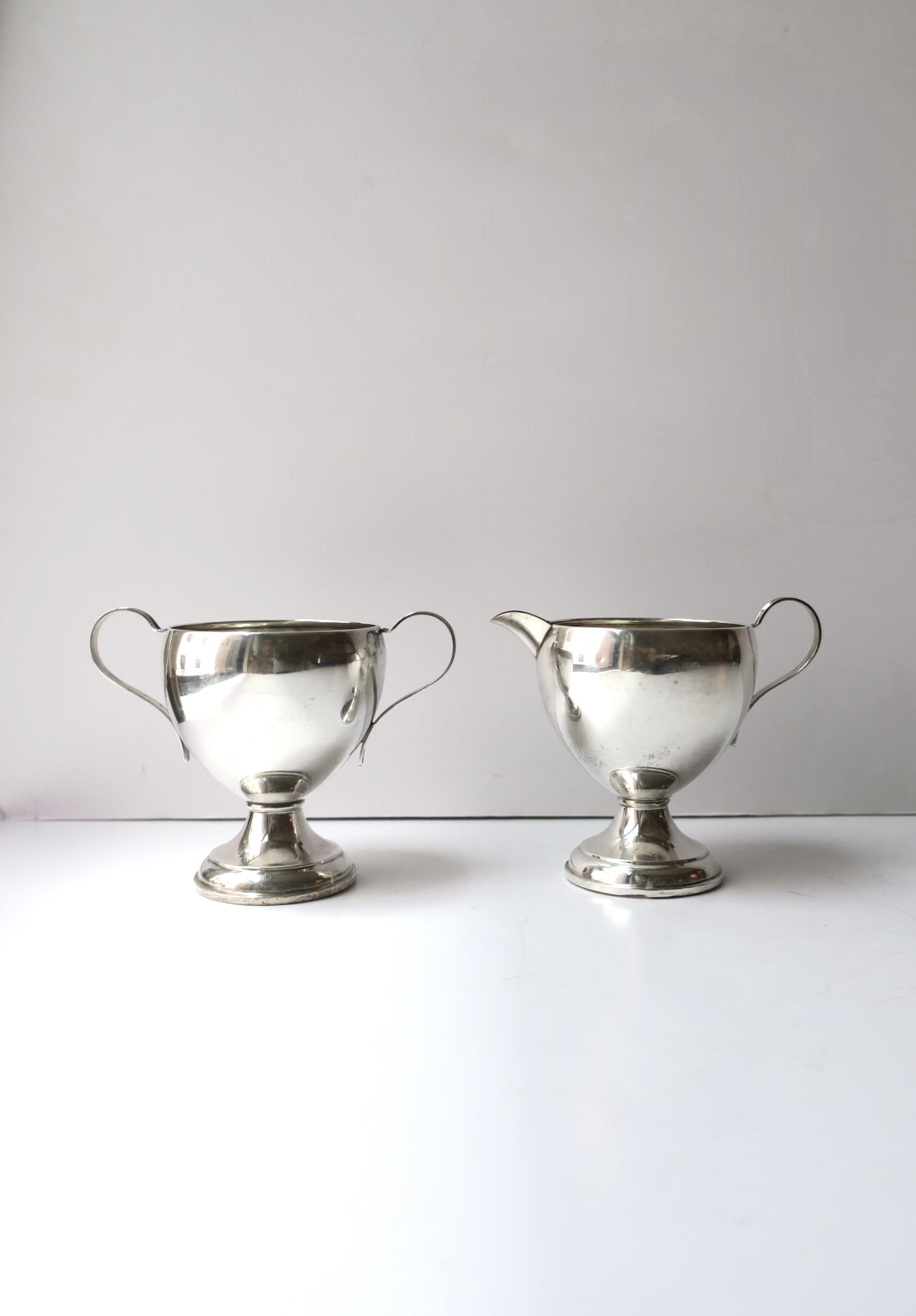 Juego vintage de azucarero y cremera de plata de ley, de principios a mediados del siglo XX. Eleva la experiencia de una comida (postre, té, café, etc.), a diario o mientras recibes invitados, con este precioso juego de azucarero y cremera de plata