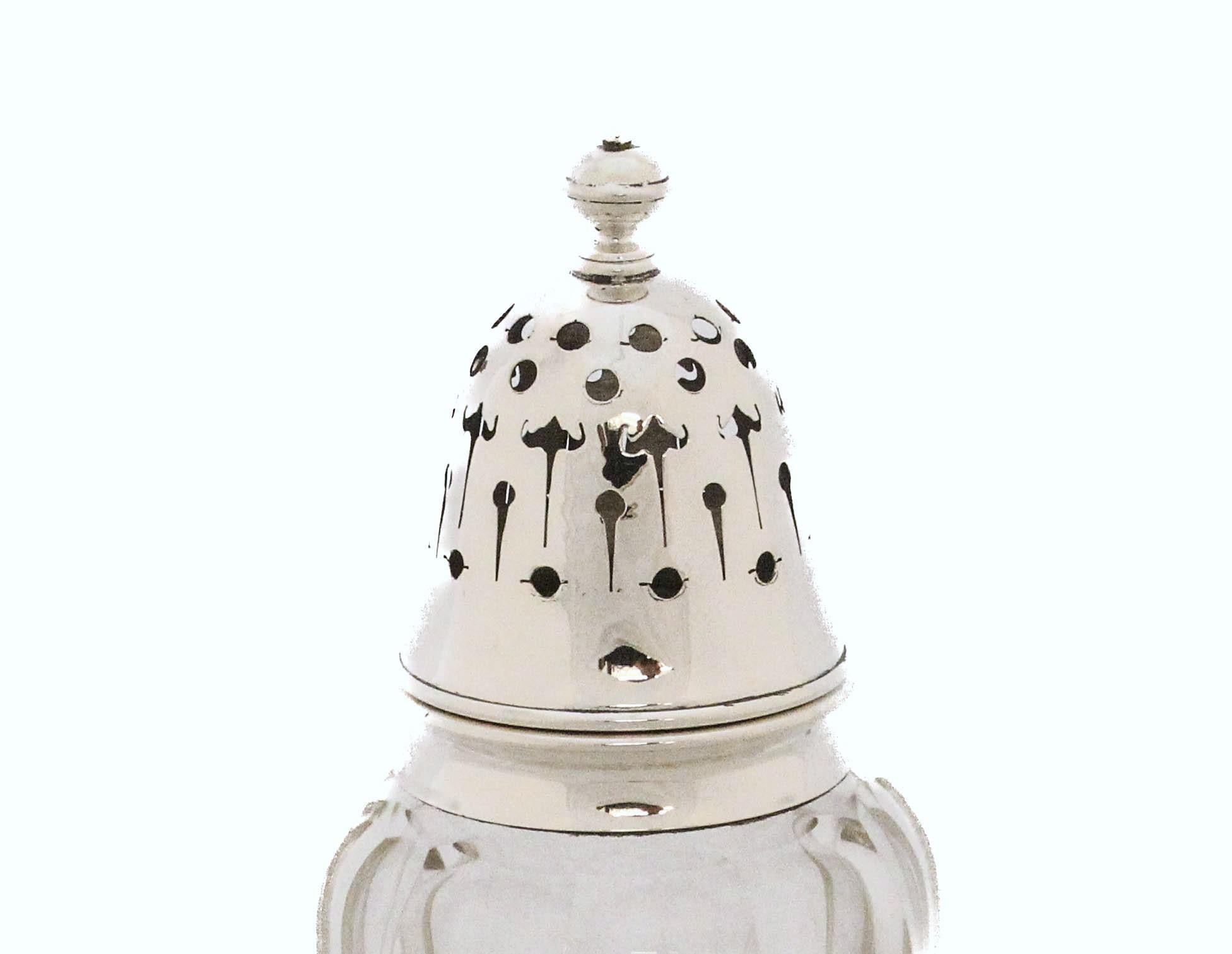 Questo elegante pezzo è un raffinato esempio di artigianato americano della rinomata Hawkes Glass Company di Corning, New York, nota per i suoi superbi cristalli tagliati e per le montature in argento sterling alla fine del XIX e all'inizio del XX