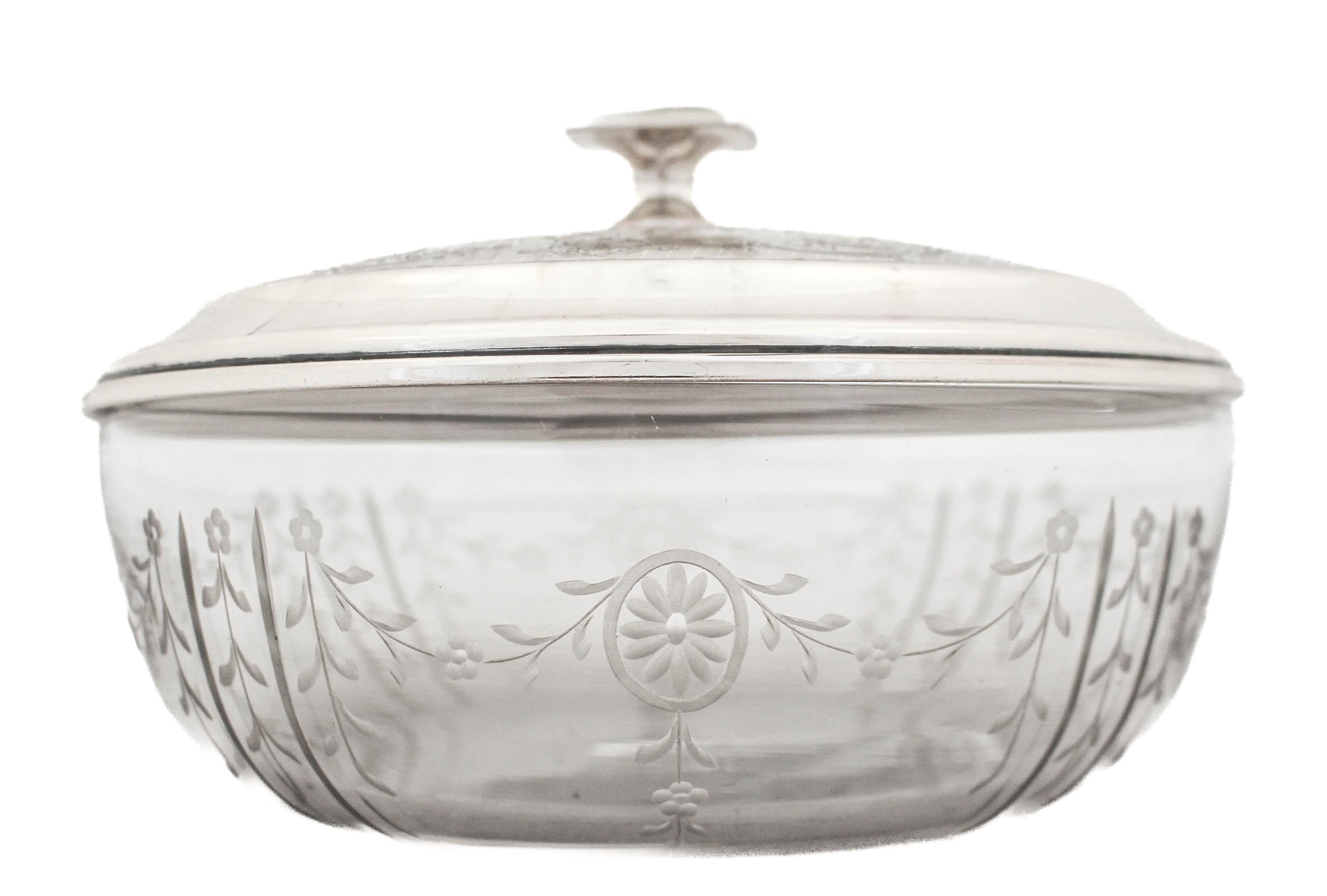 Orgullosa de ofrecer un cuenco cubierto de plata de ley y cristal.  La tapa de plata fue fabricada por Gorham Silversmiths de Providence, Rhode Island, y lleva el sello de 1916.  El cuenco de cristal fue fabricado por la Hawkes Glass Company de