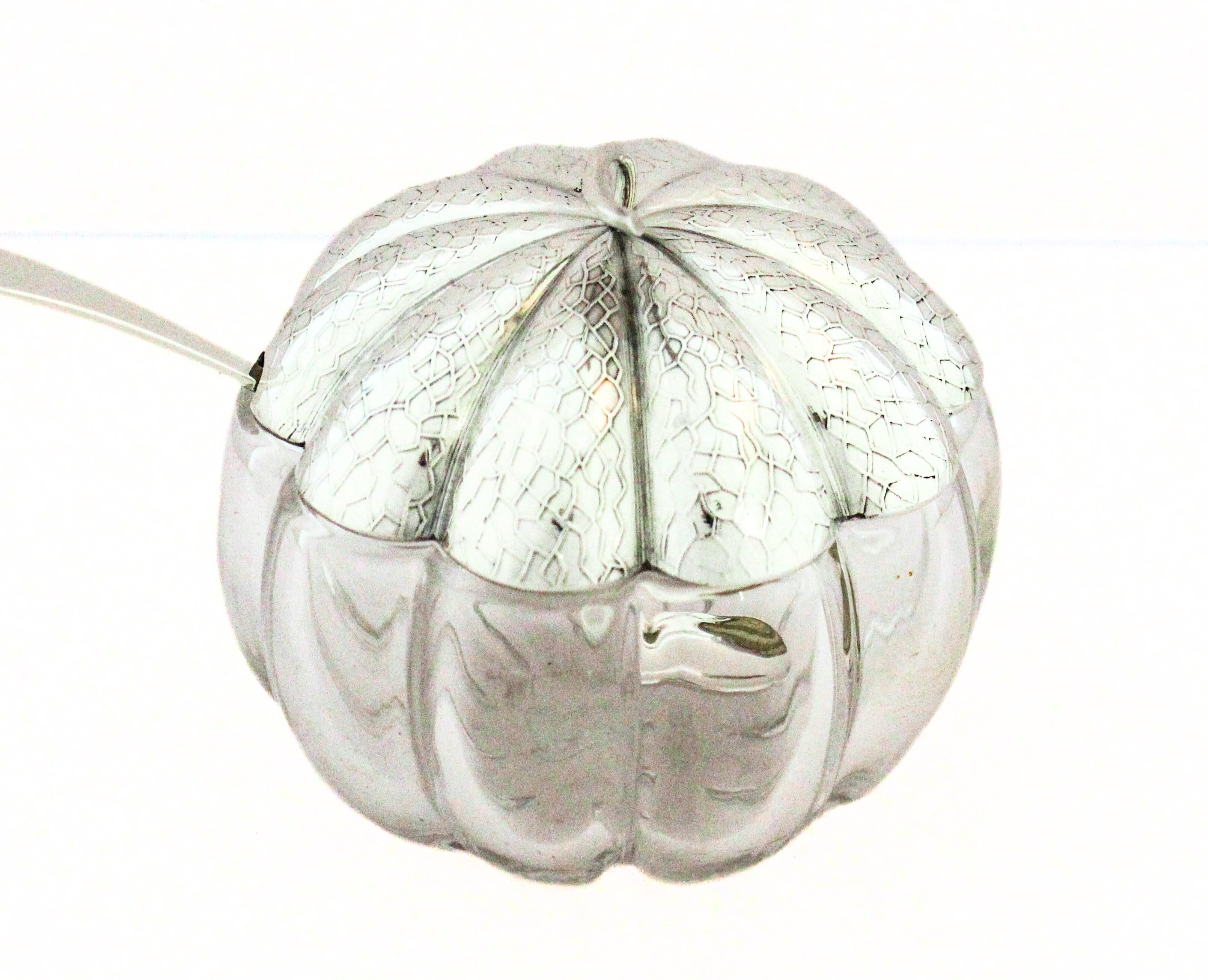 Un grazioso vaso di cristallo a forma di zucca realizzato da Anchor Hocking, che si distingue per il suo corpo in vetro trasparente sfaccettato modellato per assomigliare alle nervature naturali di una vera zucca. Il vaso mostra un'eccellente