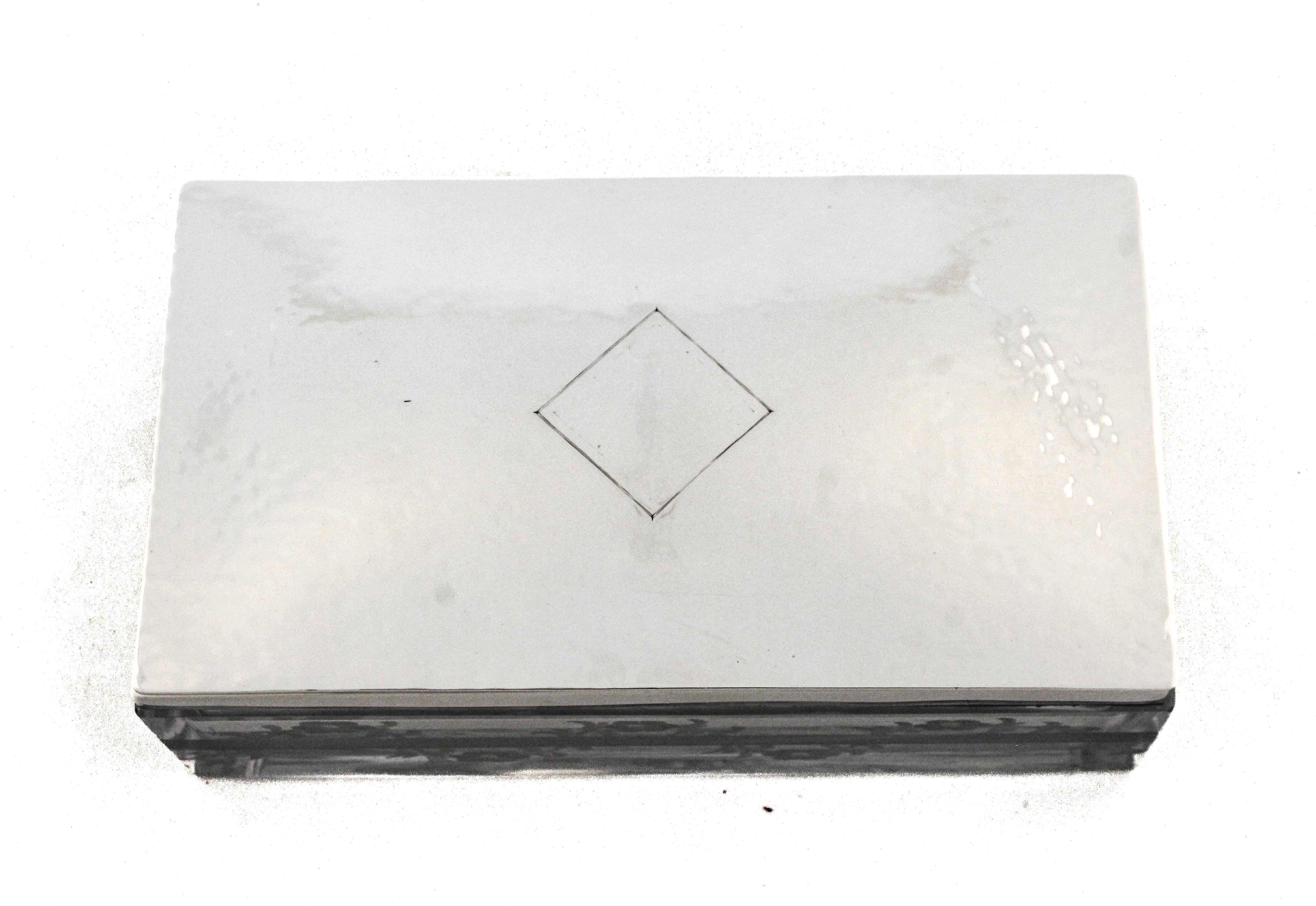 Diese elegante, säuregeätzte Kristalldose mit einem Deckel aus Sterlingsilber wurde von George Henckel & Co. hergestellt, einem bedeutenden amerikanischen Silberschmied, der im späten 19. und frühen 20. Jahrhundert tätig war. Mit einer Länge von 6