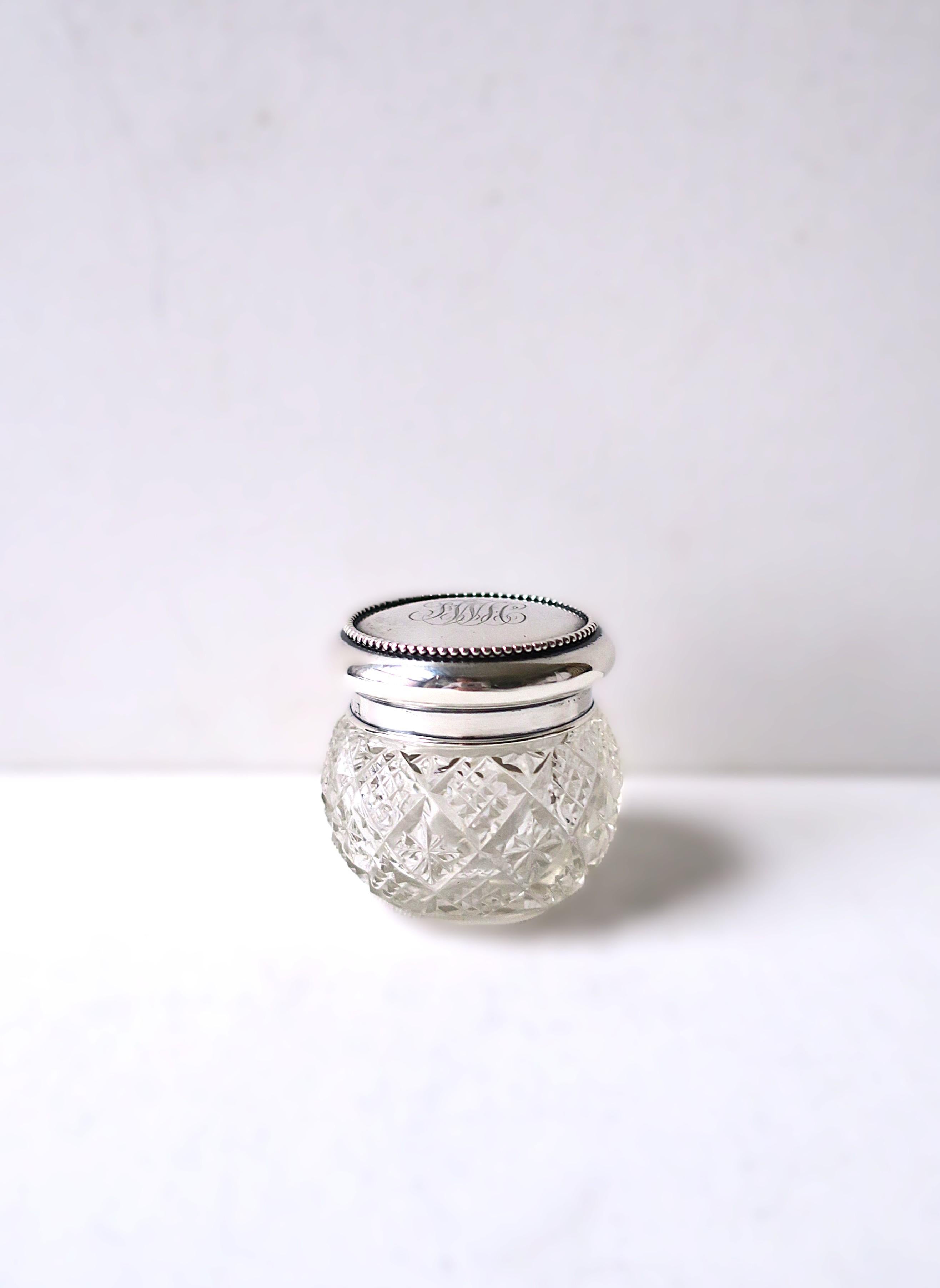 Magnifique vanity box en argent sterling et cristal de J. E. Caldwell & Co, période de conception victorienne, vers le début du 20e siècle, Amérique. La boîte est ronde avec une base en cristal taillé et un couvercle en argent sterling avec un motif