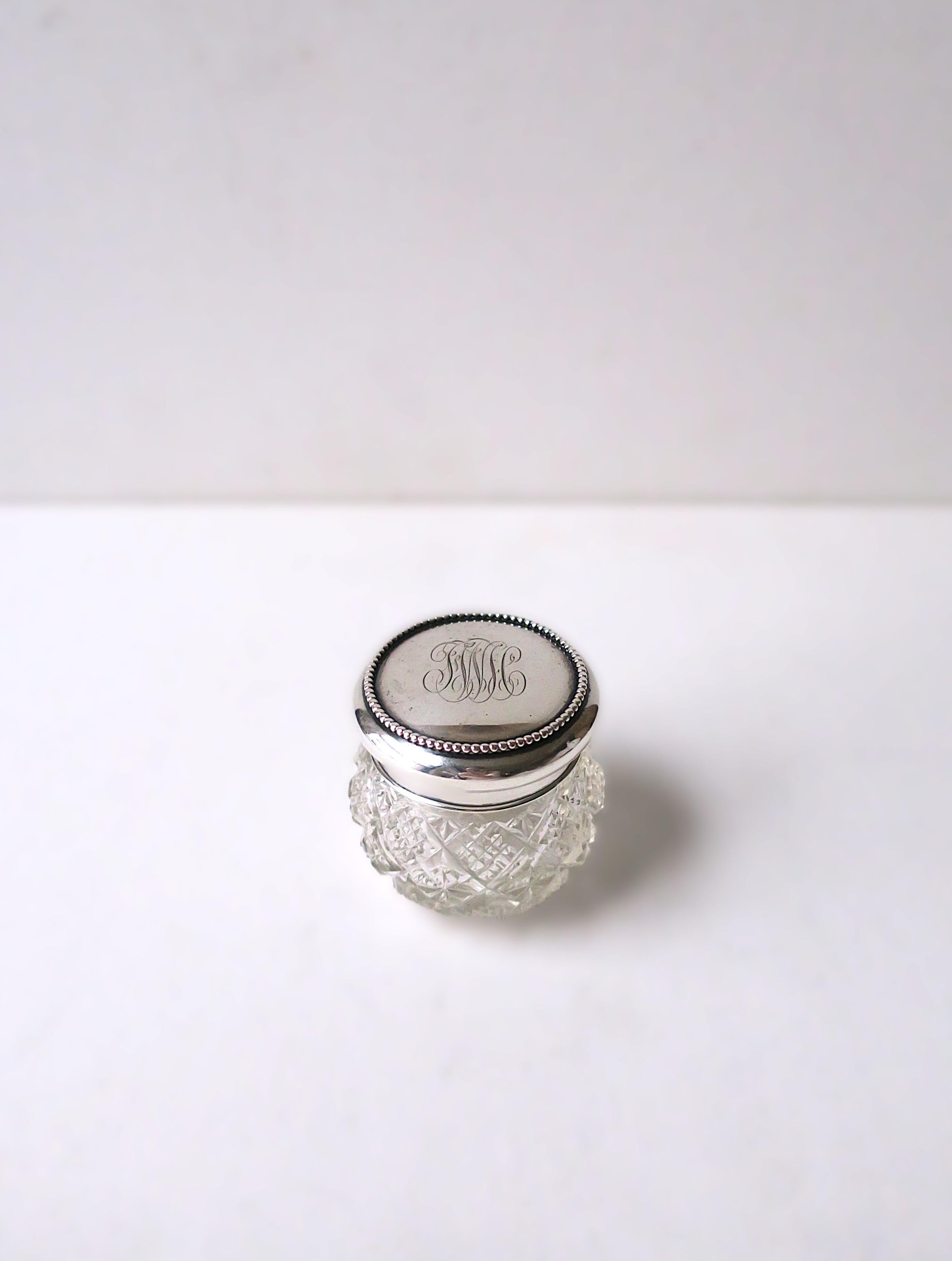 Argent sterling Boîte de toilette en argent sterling J E Caldwell en vente