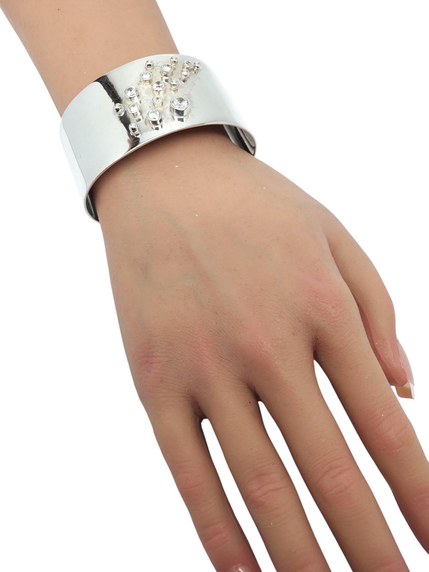Bracciale largo con cluster di zirconi in argento sterling #20868 in vendita 6