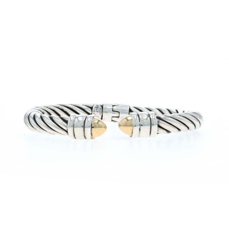 Contenuto metallico: Argento Sterling e oro giallo 18k

Stile del bracciale: Bracciale
Tipo di chiusura: Con cerniera (scivola sul polso)
Caratteristiche: Dettagli del cavo

Misure

Circonferenza interna: 6 1/2