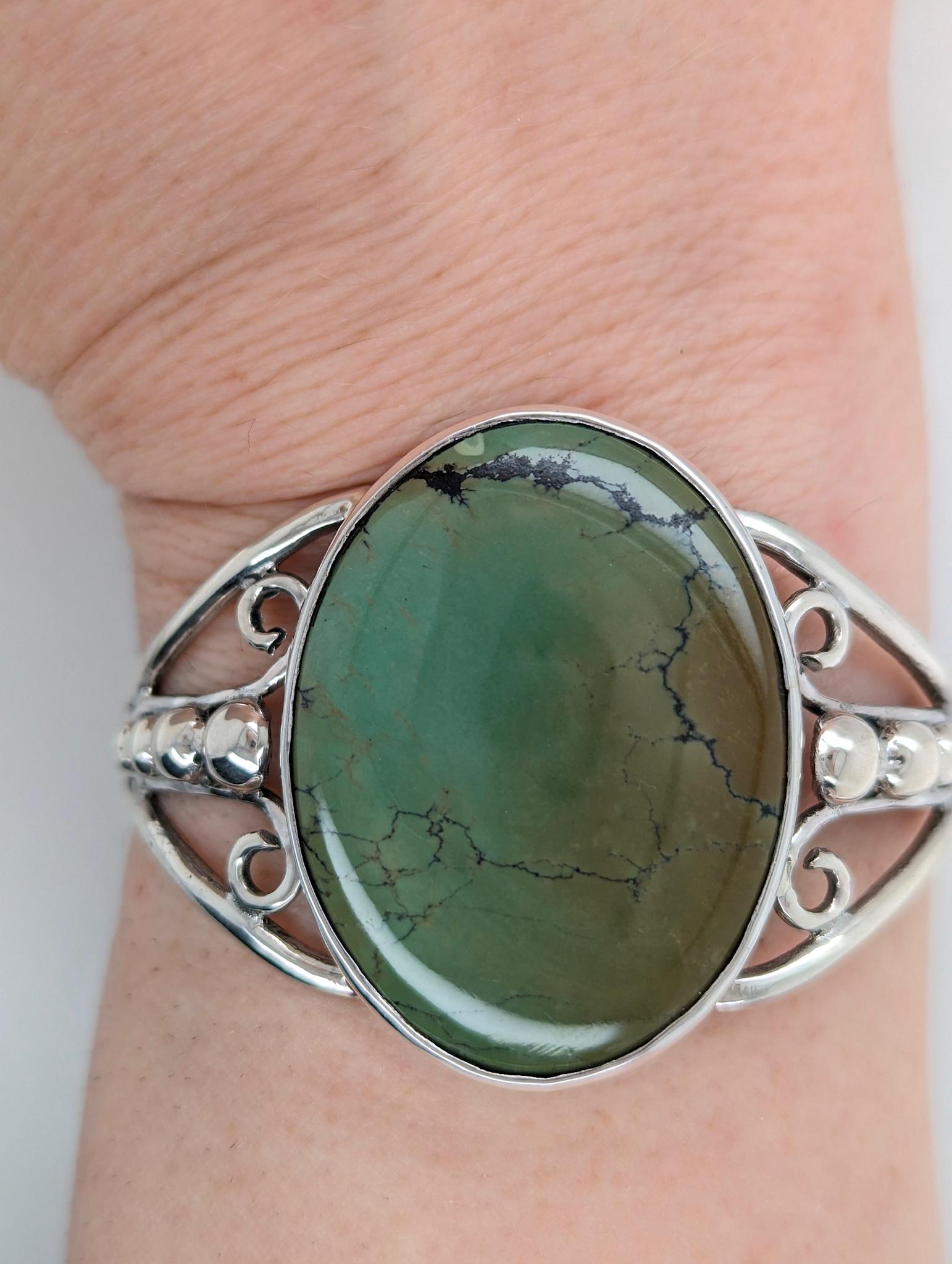 Sterling Silver Cuff Bracelet with Captivating Green Gemstone In New Condition For Sale In Greeneville, TN