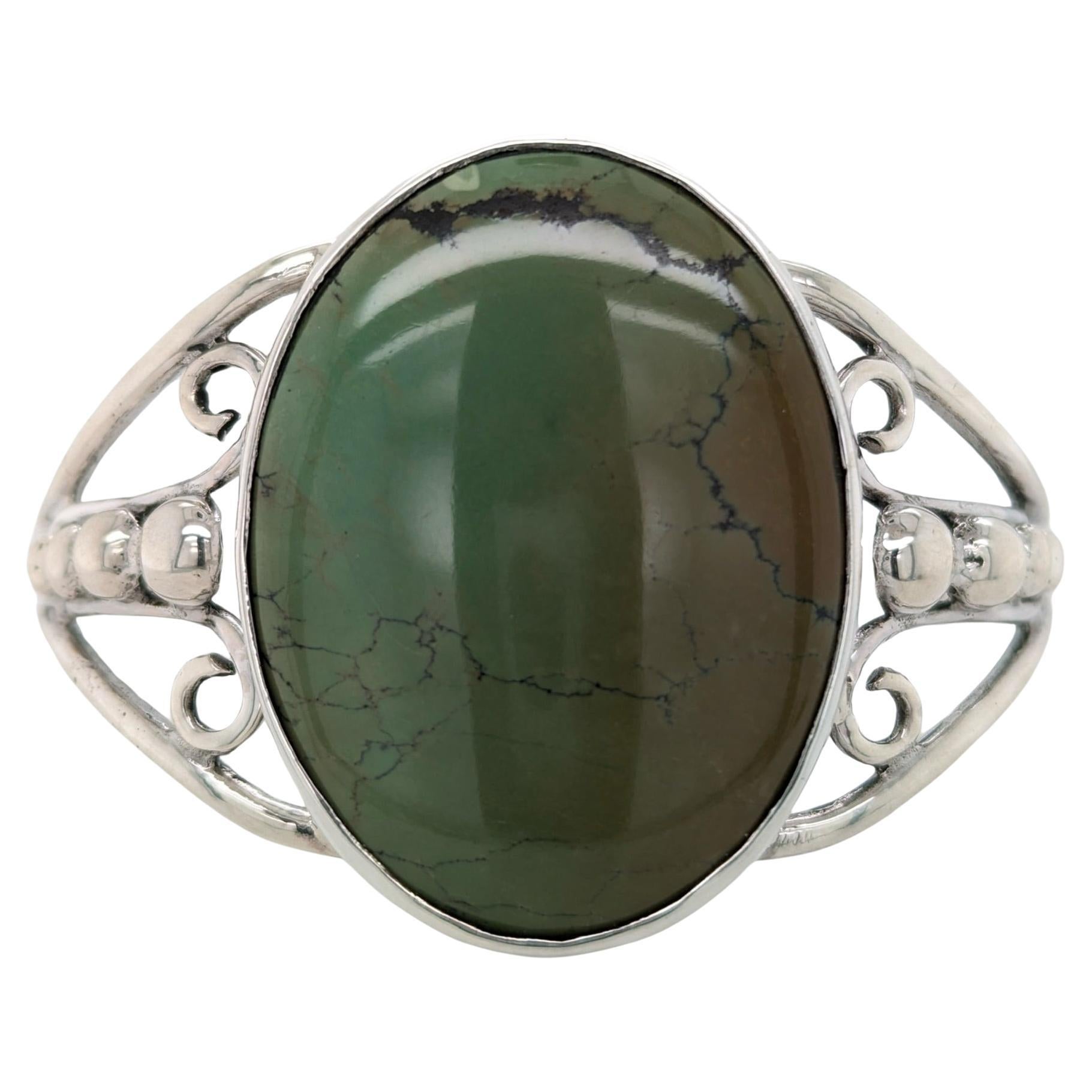 Bracelet manchette en argent sterling avec une pierre verte captivante en vente