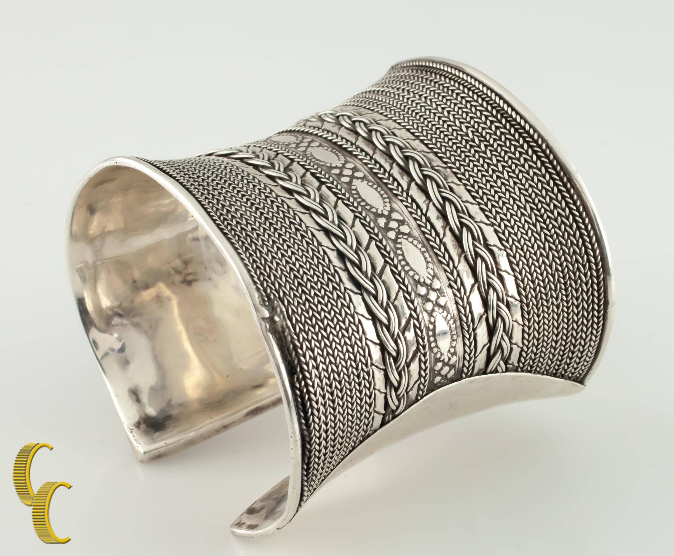 Splendido bracciale con fili e catene.
Metallo: argento sterling 0,925.
Peso: 99.4 grammi.
Larghezza: 57 mm.
Misura del polso: 6 pollici.