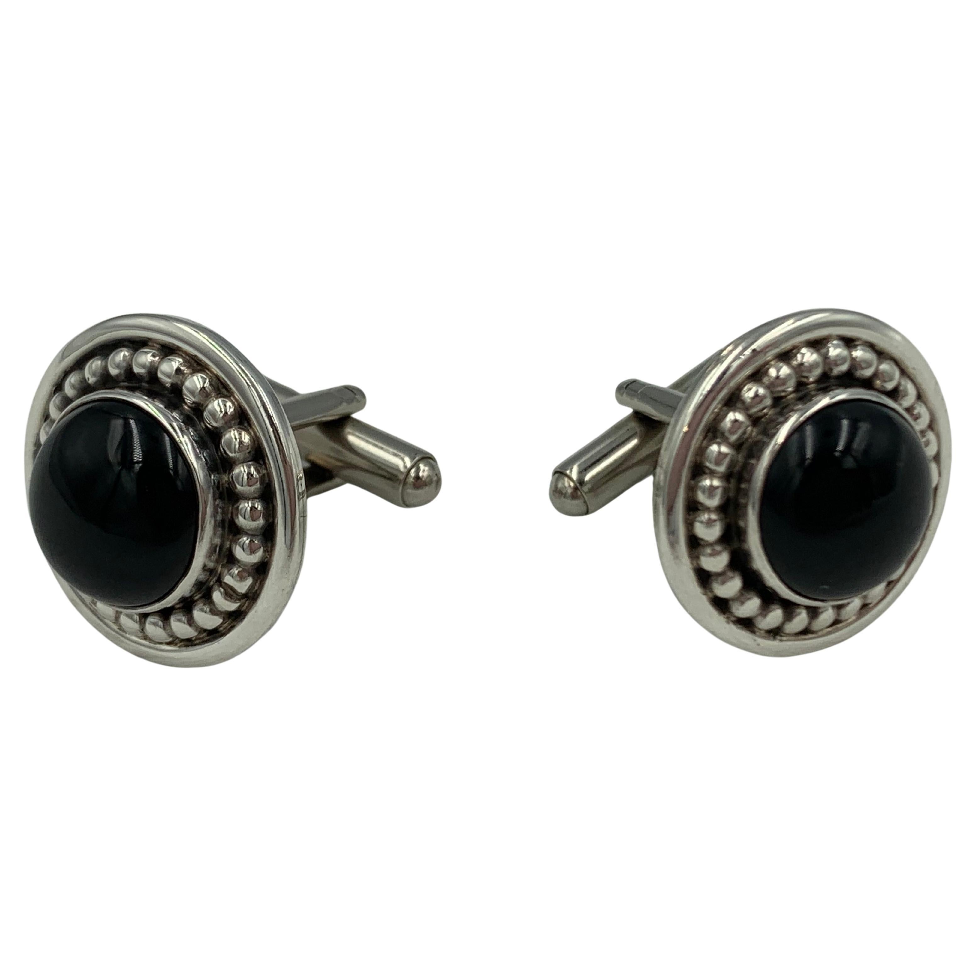 A Link in argento sterling con onice nero dell'argentiere Navajo Dan Oliver (silversmith).

Gemelli in argento sterling e onice nero realizzati a mano.  Queste gemme di Onice Nero hanno una struttura fine e un bellissimo colore nero intenso.
