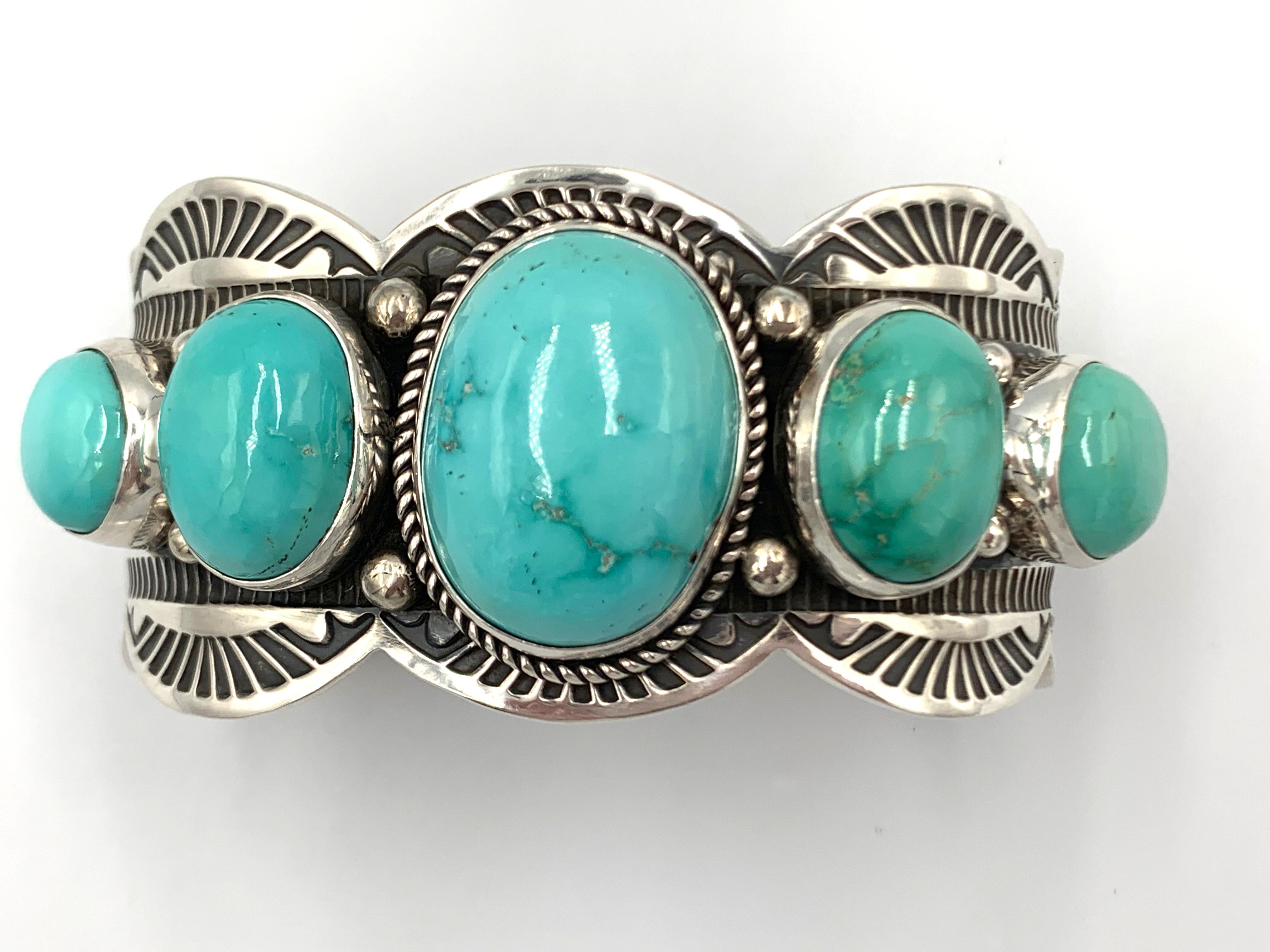 Bracciale in argento sterling con disegni impressi e applicati a mano e con cinque turchesi Fox naturali del Nevada, il più grande di 1