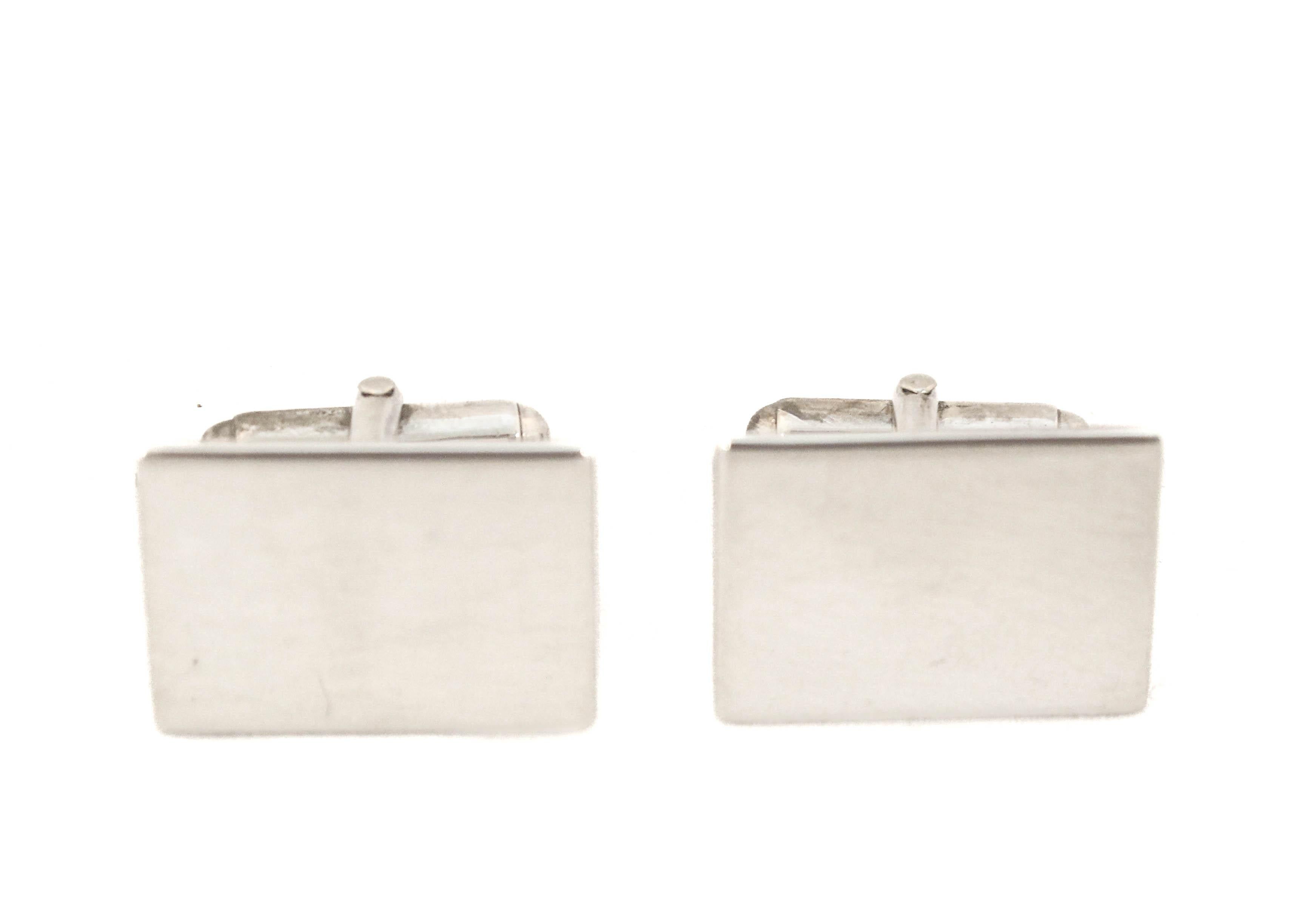 Ogni uomo ben vestito ha bisogno di un paio di gemelli in argento sterling per completare l'outfit.  Questi gemelli da polso sono rettangolari e molto maschili e si adattano a un abbigliamento formale o casual (camicie).  Possiamo anche farli