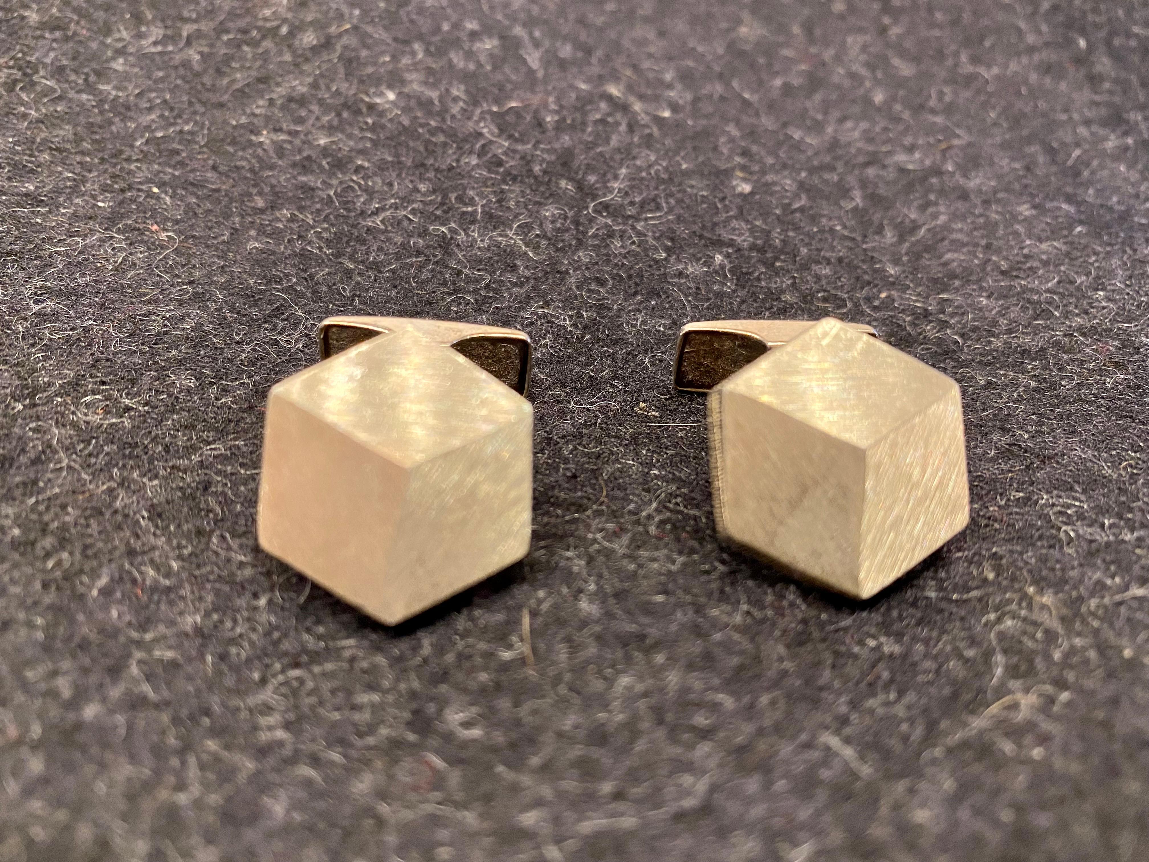 Sterling Silver Cufflinks Turku Salovaara Finland 1983
Great old cuffs.
Really in good condition.
6 angular.
The great effect looks like a 3D effect from Cube
925H Sterling Silver.
Made in Finland.
Turku
Salovaara Oy