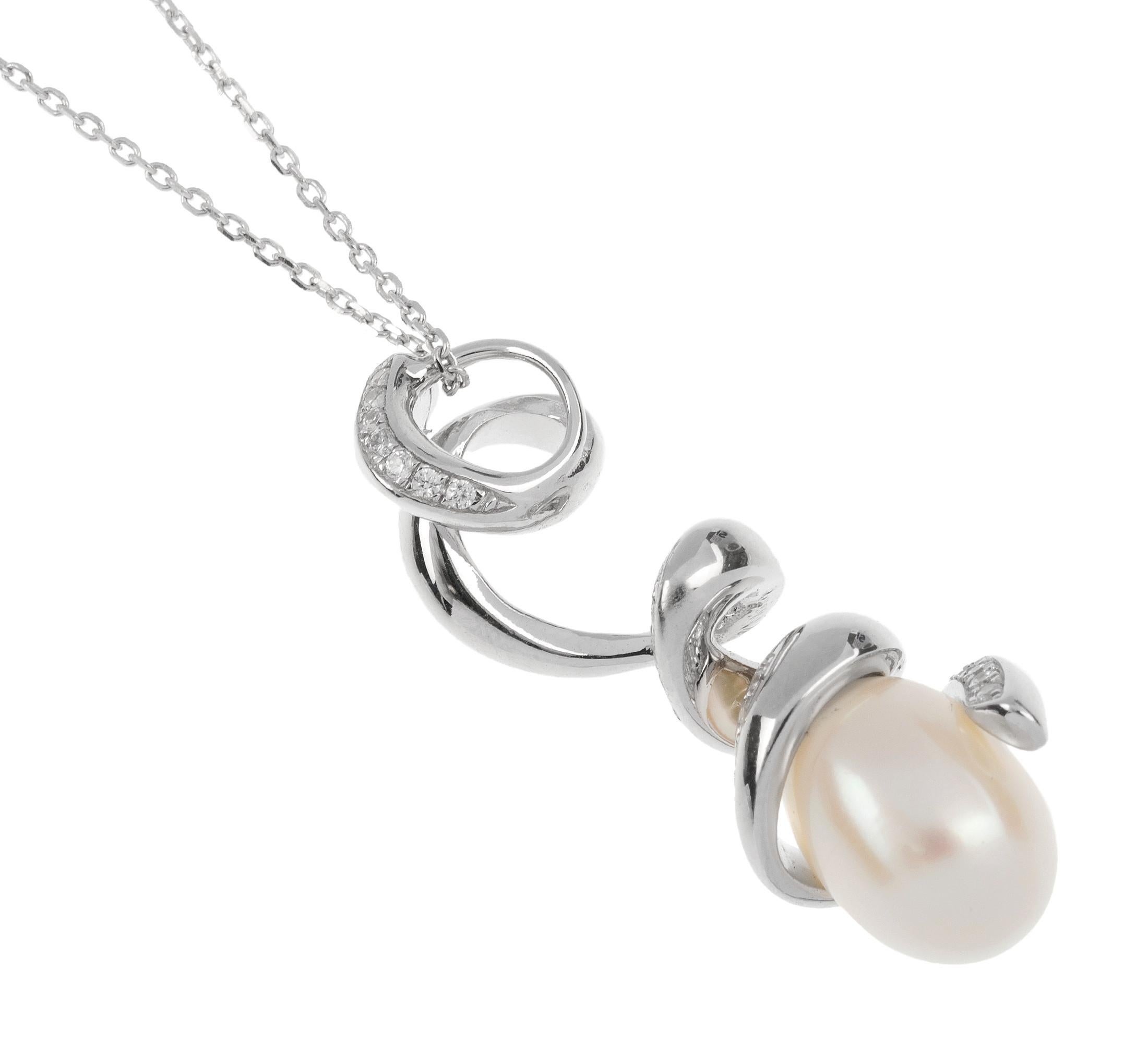 From British designer Fei Liu, a contemporary sterling silver and freshwater pearl pendant.

Pirouette

The curves and flow of this silver collection emulate the graceful movements of rhythmic gymnastics, as the choreography becomes one in harmony