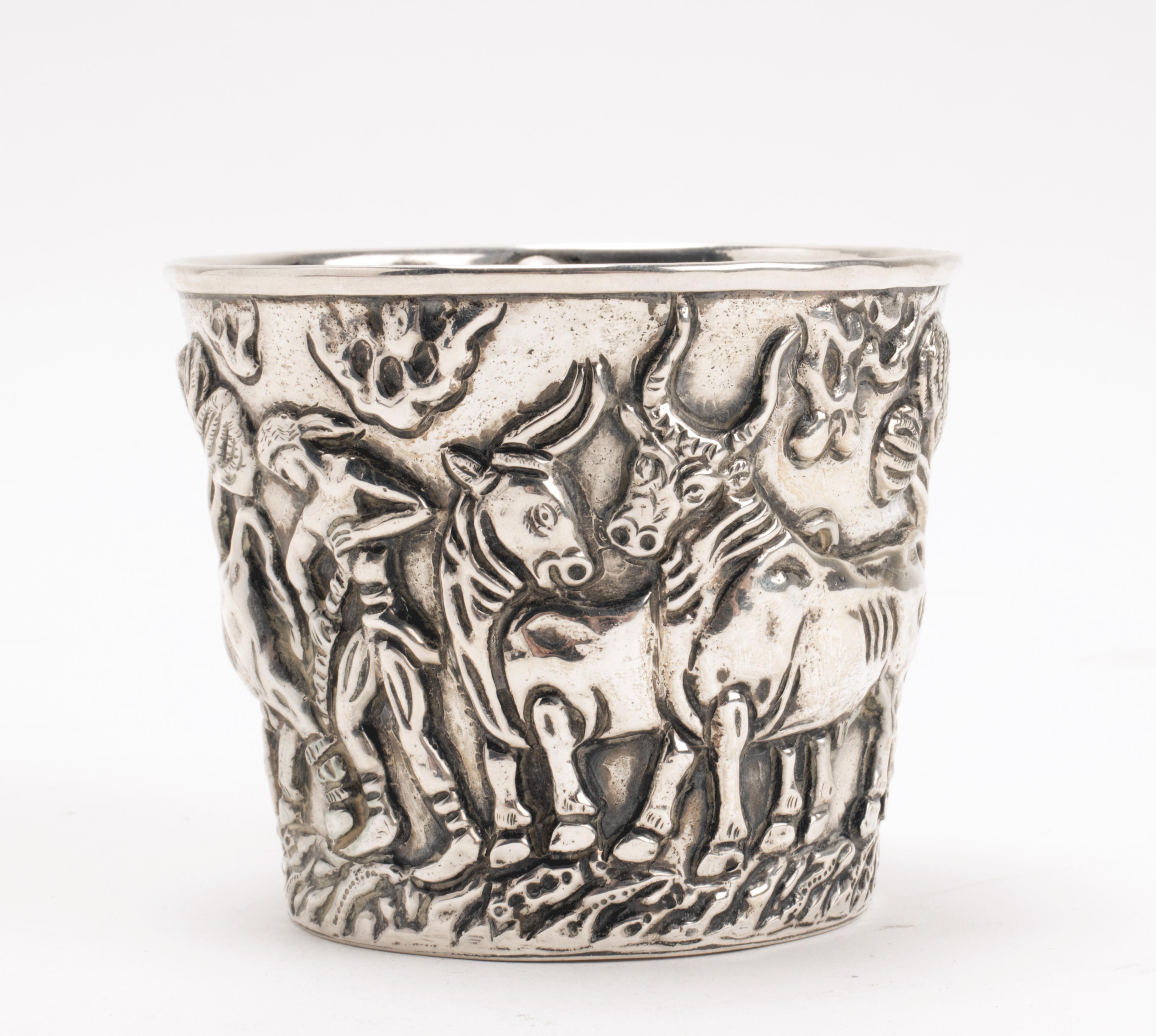 Sterling silver 925/1000 cup that replicates one of the cups of the famous treasure of Prince Vaphiò (Laconia, Greece) from the Minoan-Mycenaean period (XV b.C), depicting the capture of the wild bull, with the relief technique and that of the