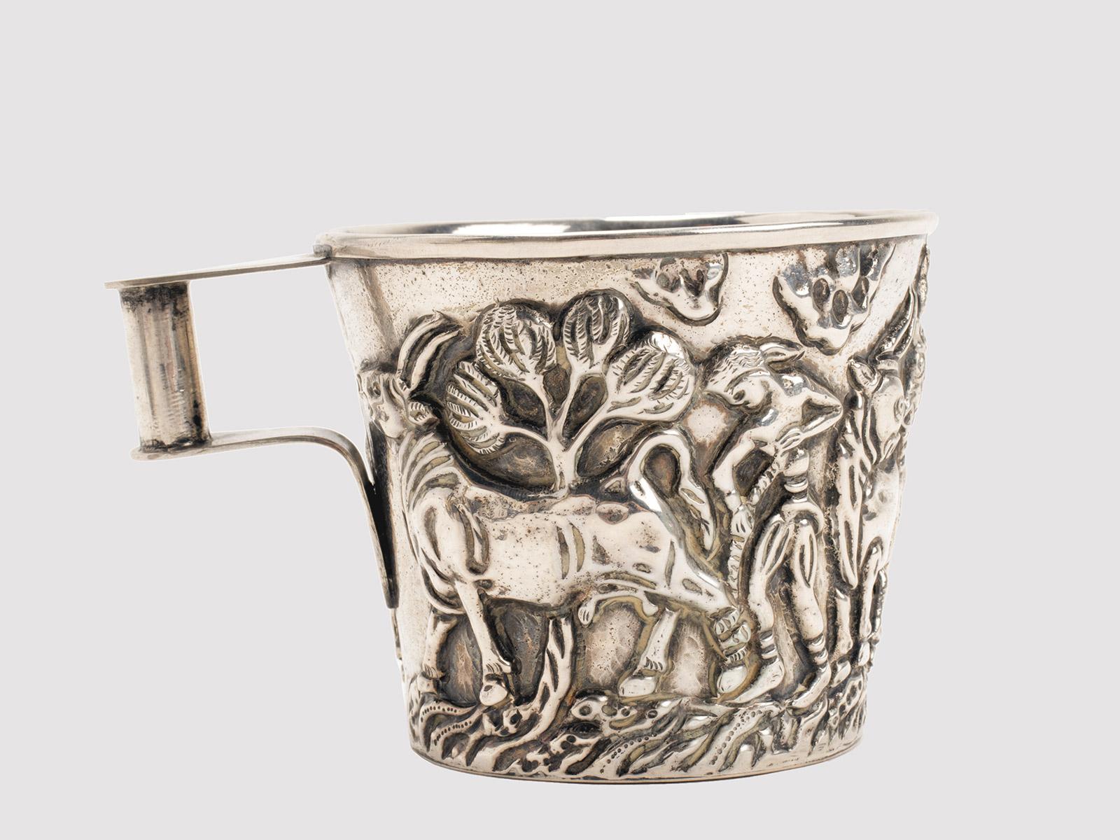 Coppa in argento 925/1000 che riproduce una delle coppe del famoso tesoro del principe Vaphiò (Laconia, Grecia) del periodo minoico-miceneo (XV a.C.), raffigurante la cattura del toro selvatico, con la tecnica del rilievo e quella del doppio