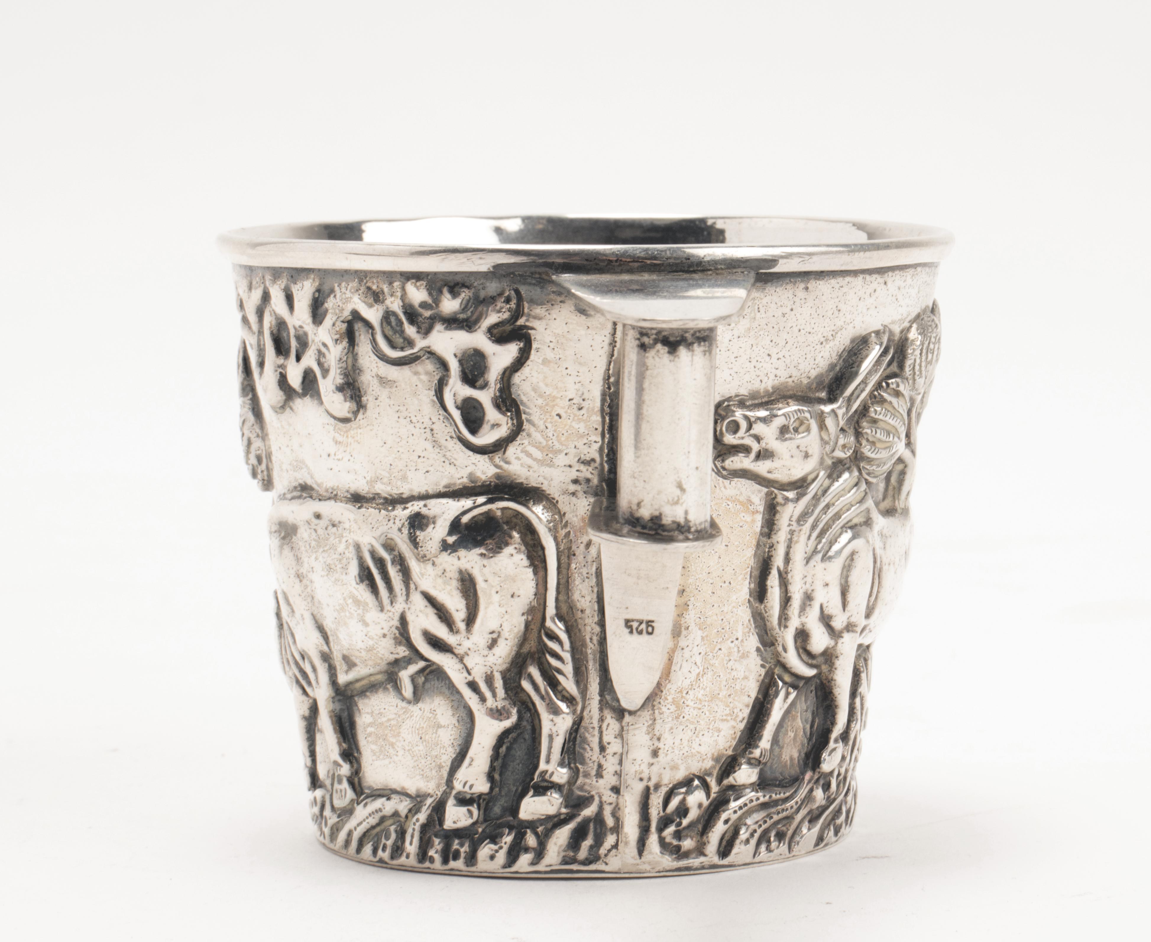 Sterling Silver Cup, Depicting the Capture of the Wild Bull, USA, 1900 In Excellent Condition For Sale In Milan, IT