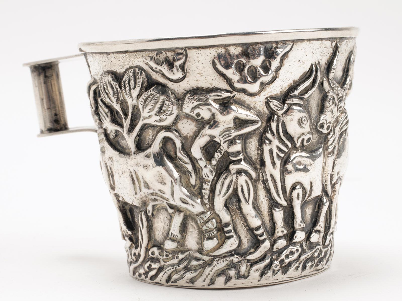 Argento Coppa in argento, raffigurante la cattura del toro selvaggio, USA 1900. in vendita