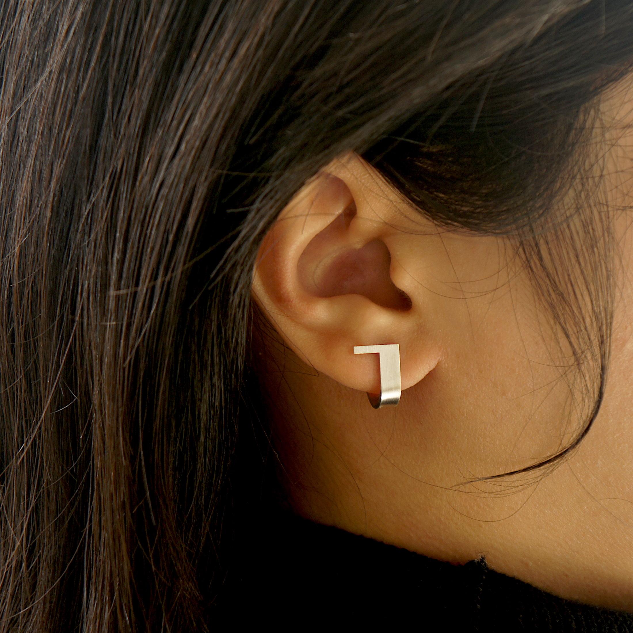 Ausziehbare Ohrringe aus Sterlingsilber mit geschwungener Asymmetrie im Zustand „Neu“ im Angebot in CLYDEBANK, GB