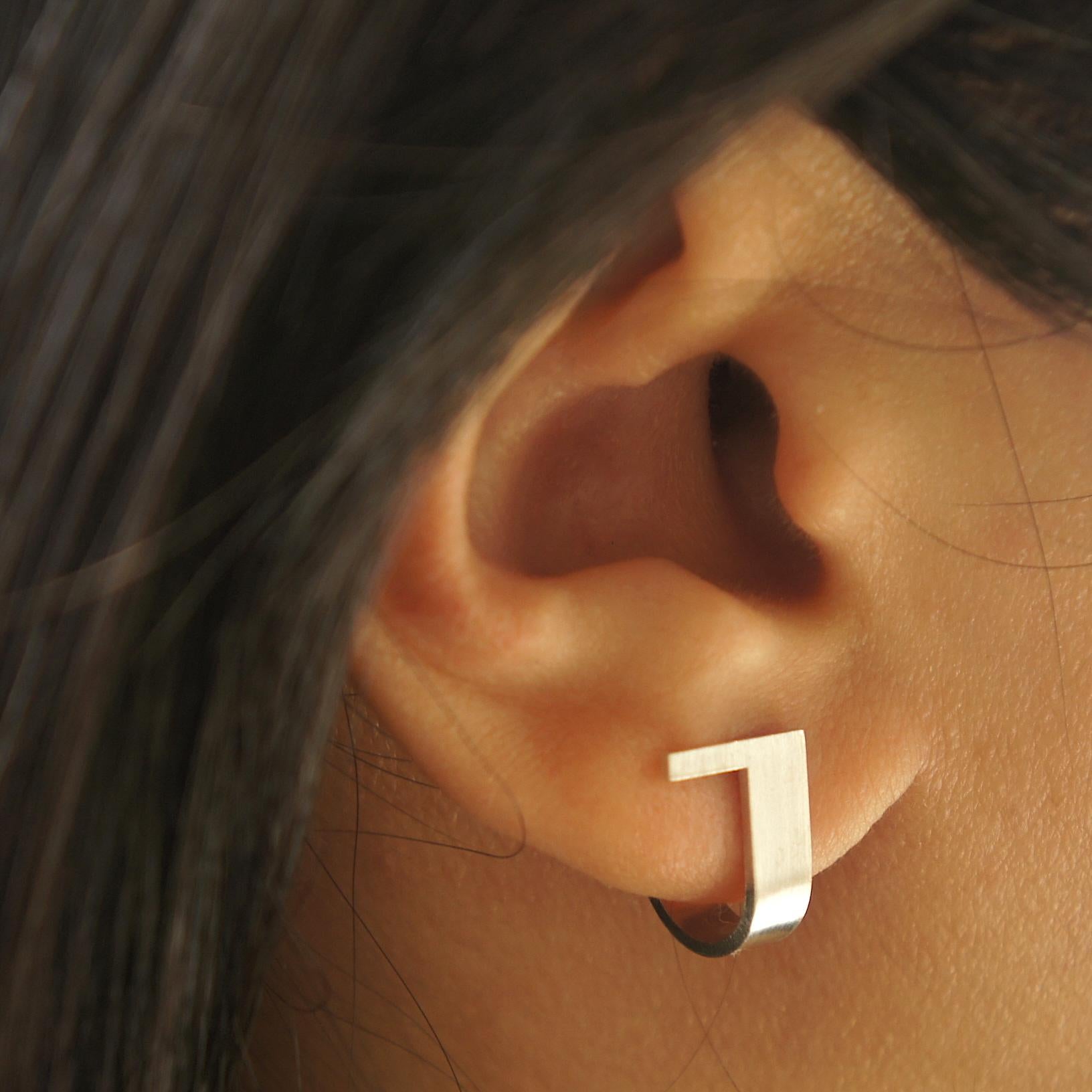 Ausziehbare Ohrringe aus Sterlingsilber mit geschwungener Asymmetrie für Damen oder Herren im Angebot