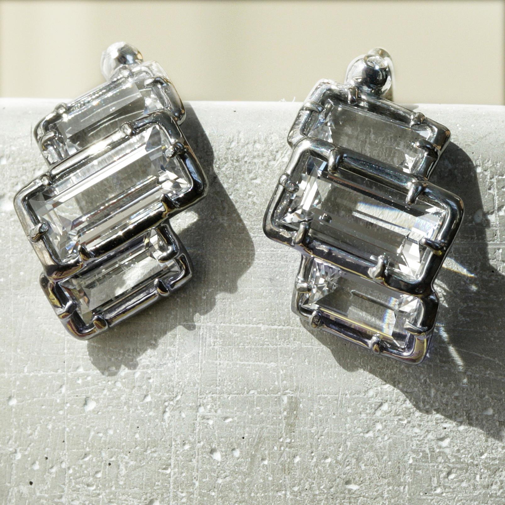 Sterling Silver Curving Stud Earring w/ White Topaz Baguettes w/ 14kt Gold Posts In New Condition For Sale In Weehawken, NJ