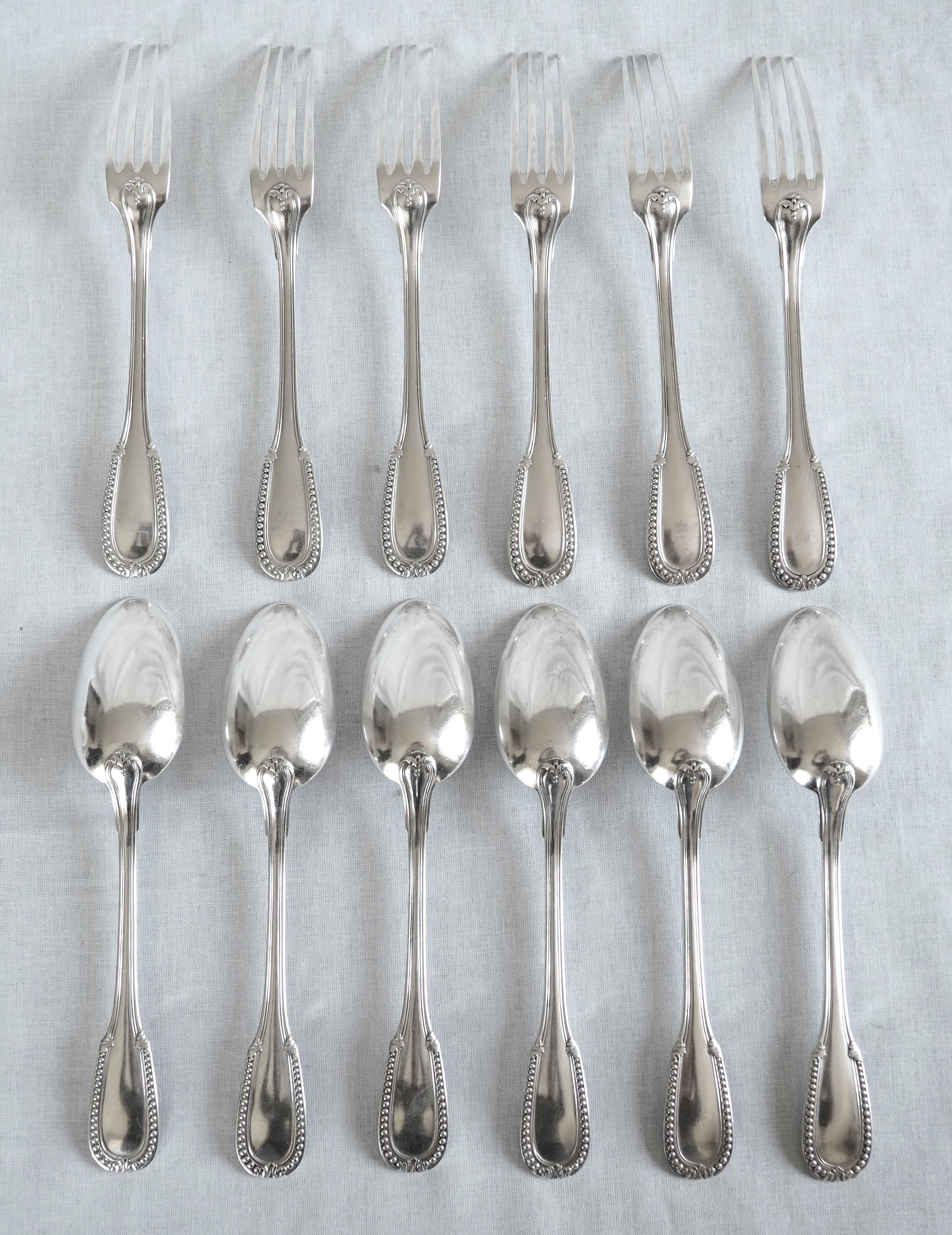 Un'elegante posata in argento sterling per 6 ospiti composta da 6 forchette e 6 cucchiai da tavola dell'argentiere francese Ernest Prost (attivo tra il 1923 e il 1963, successore di Charles Barrier).
Il modello in stile Luigi XVI è molto simile al