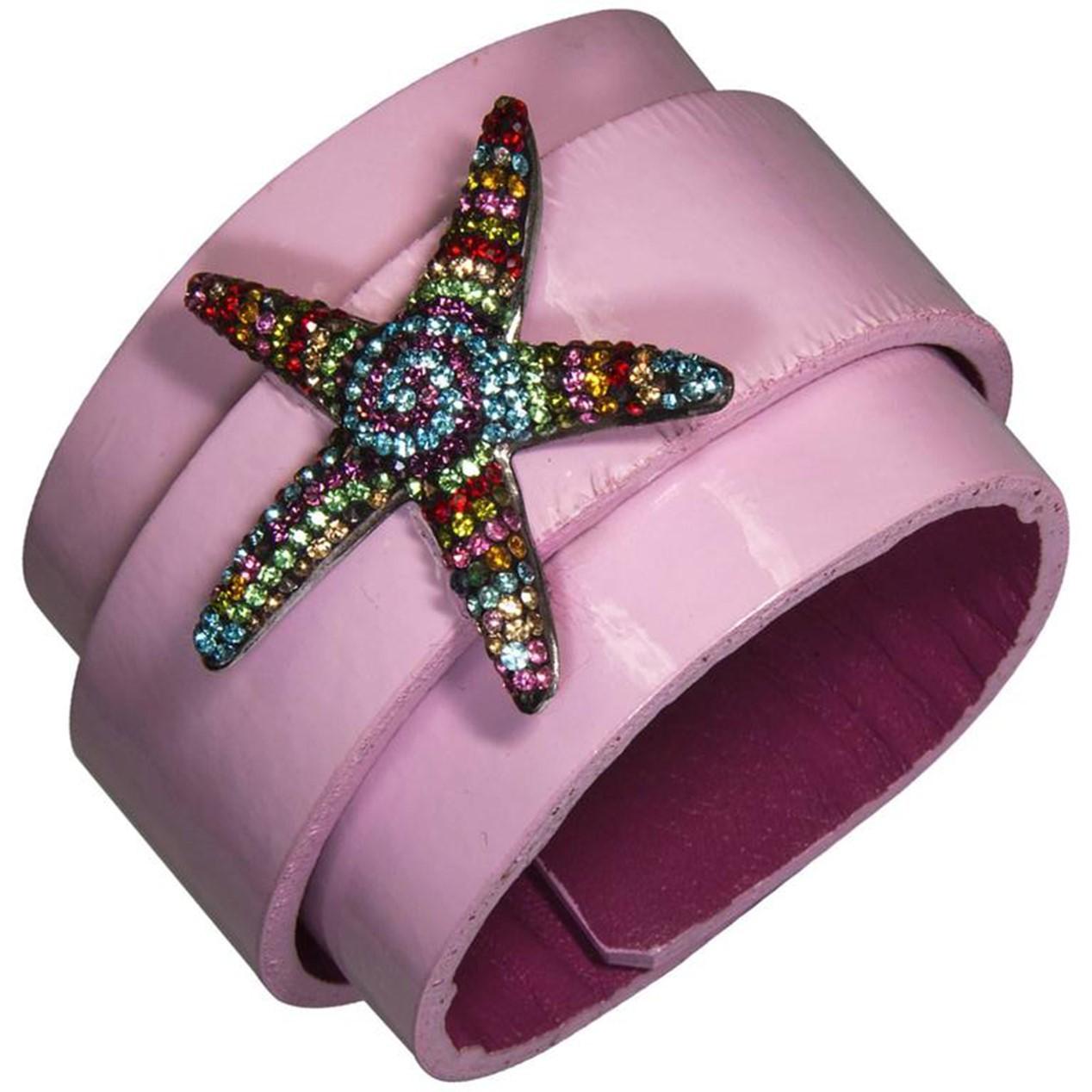 Magnifique étoile de mer en argent sterling incrustée de CZ multicolores sur un bracelet manchette en cuir verni rose ; réglable, il convient aux poignets de petite à moyenne taille. Ajoutez un peu de magie et votre propre style unique au quotidien