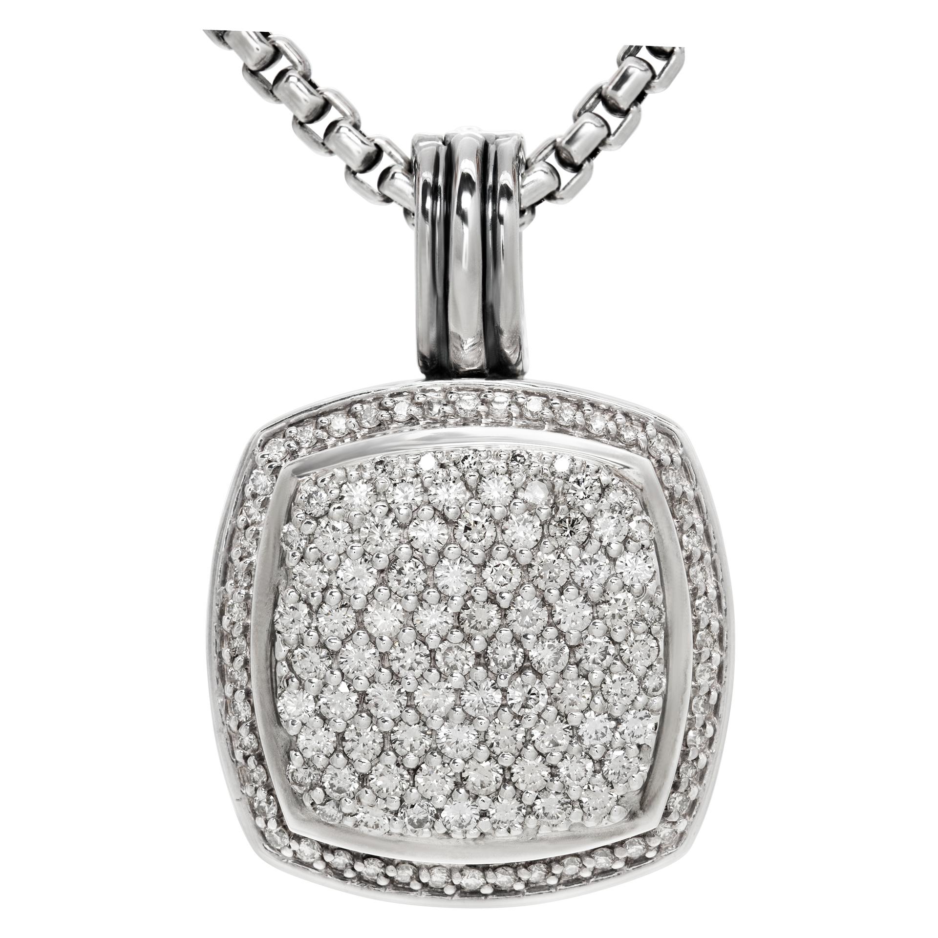 David Yurman Albion Anhänger Halskette aus Sterlingsilber mit über 2 Karat in Pflaster Diamanten. Der Anhänger misst 22,5 x 22,5 mm an einer 16 Zoll langen Gliederkette.

