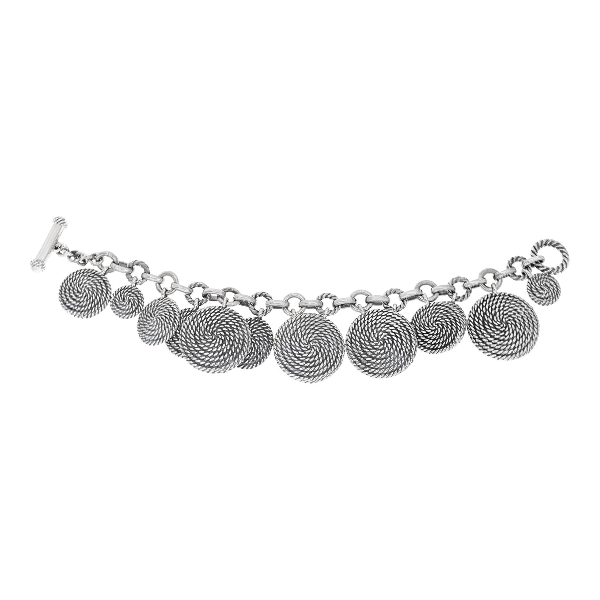 Bracciale con charme David Yurman Cable Coil in argento sterling. Il braccialetto misura 7,5 pollici, i charme variano in ovali/cerchi di 12 mm -.  24 mm.

