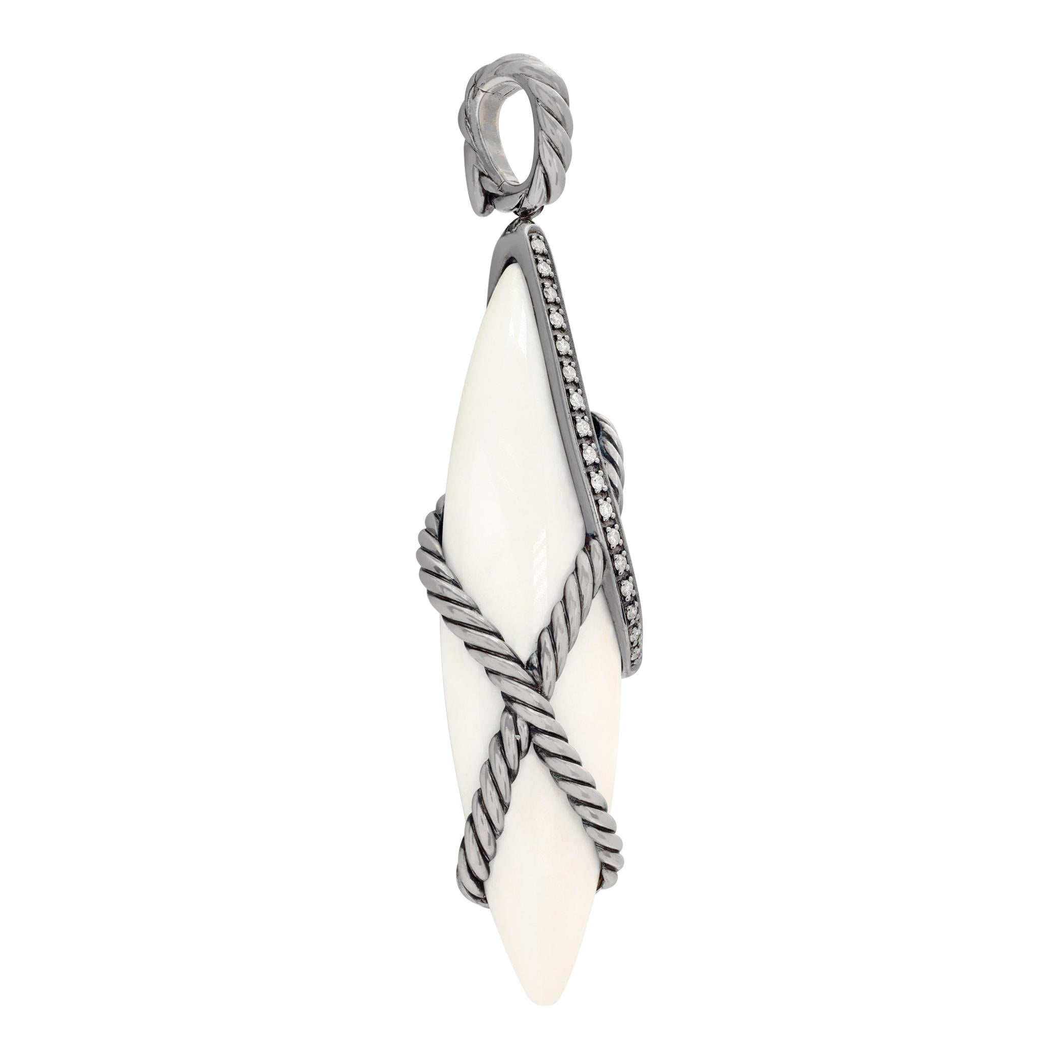 Pendentif amulette en cage en agate blanche David Whiting en argent sterling rhodié noir avec diamants pavés. Mesure 3 pouces de long et 21 mm de large.
