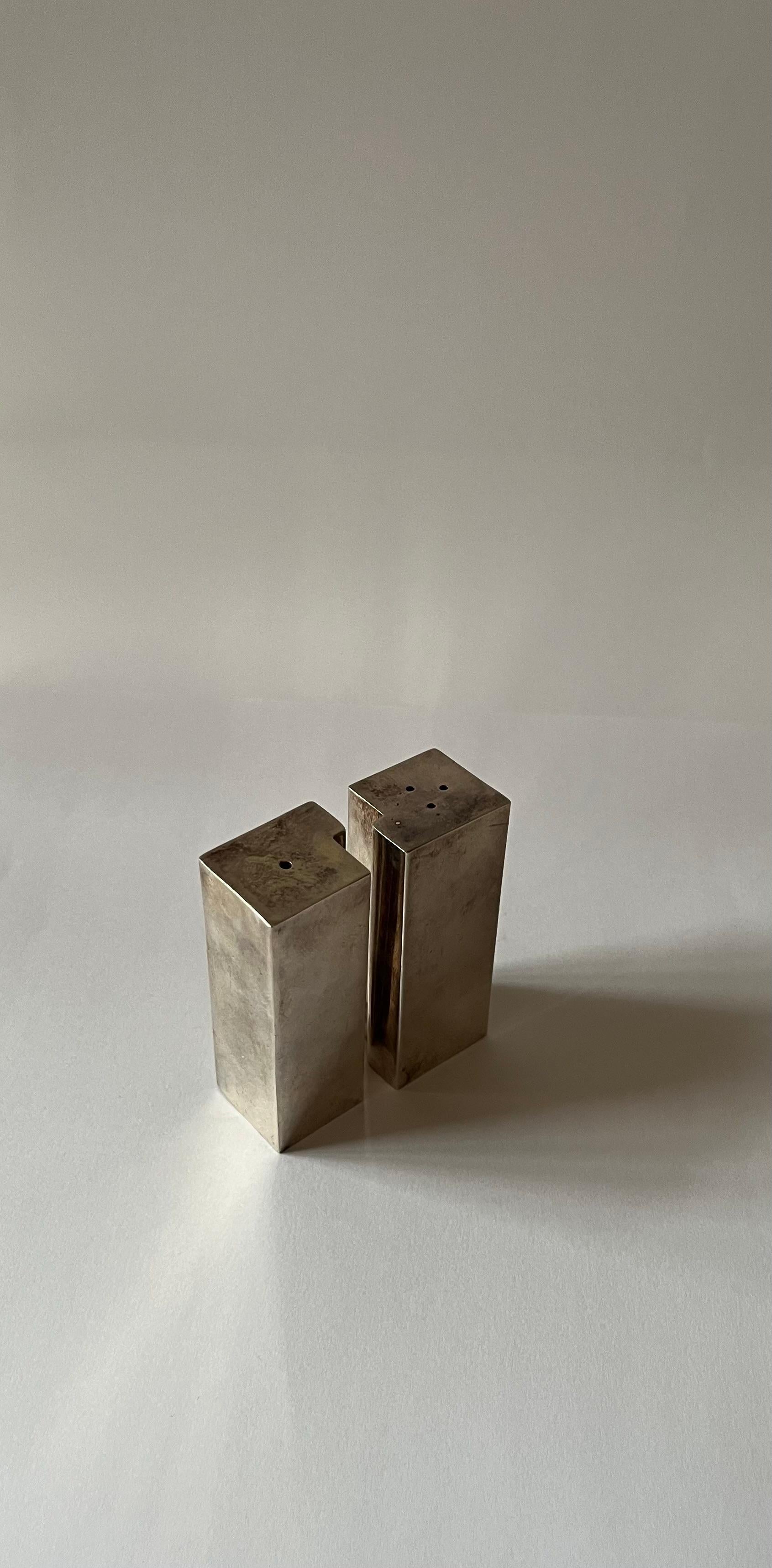 Sterling Silver Decorative Minimalistic Pepper and Salt shakers, 1970's (Moderne der Mitte des Jahrhunderts) im Angebot