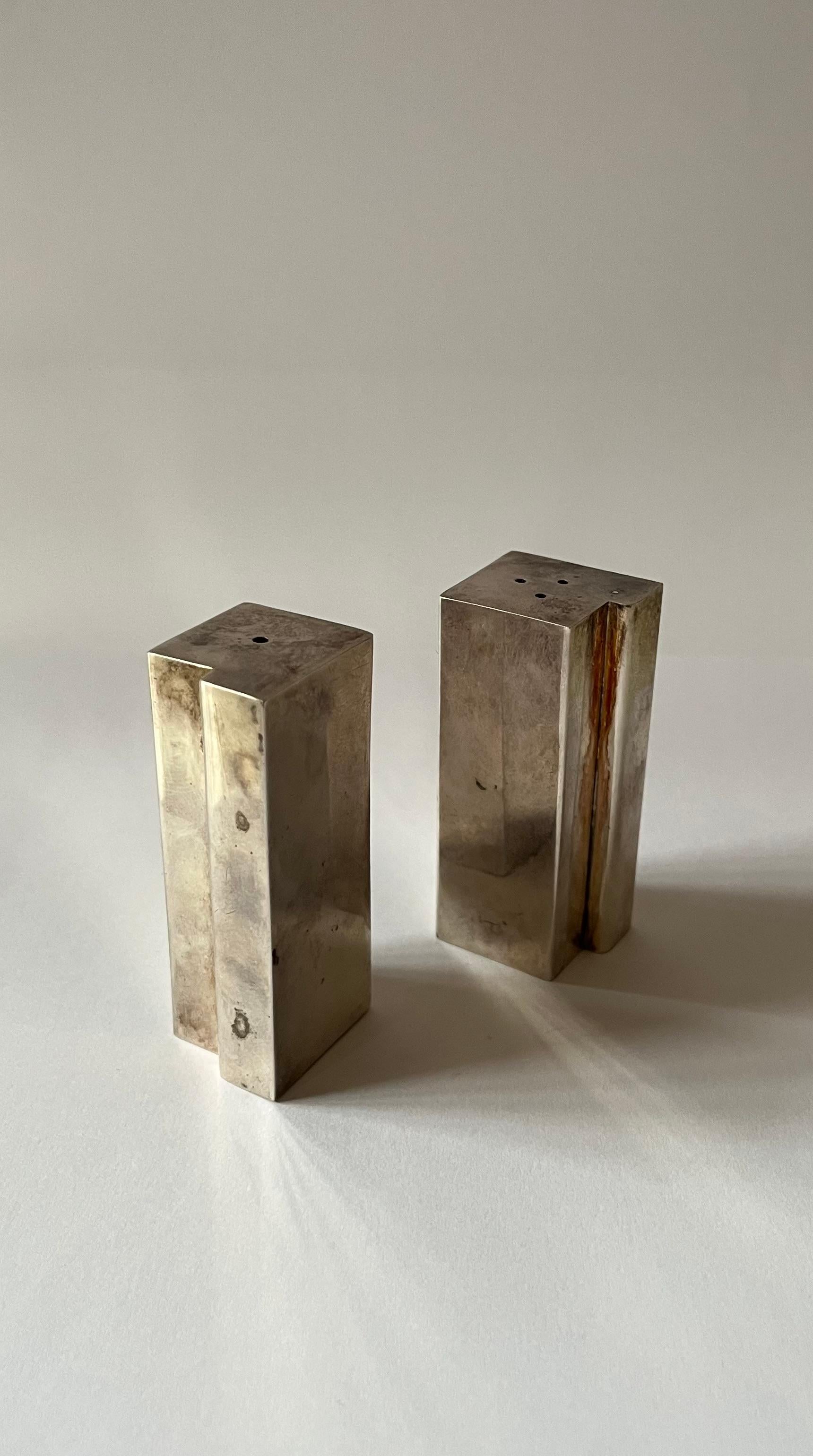 Sterling Silver Decorative Minimalistic Pepper and Salt shakers, 1970's (Niederländisch) im Angebot