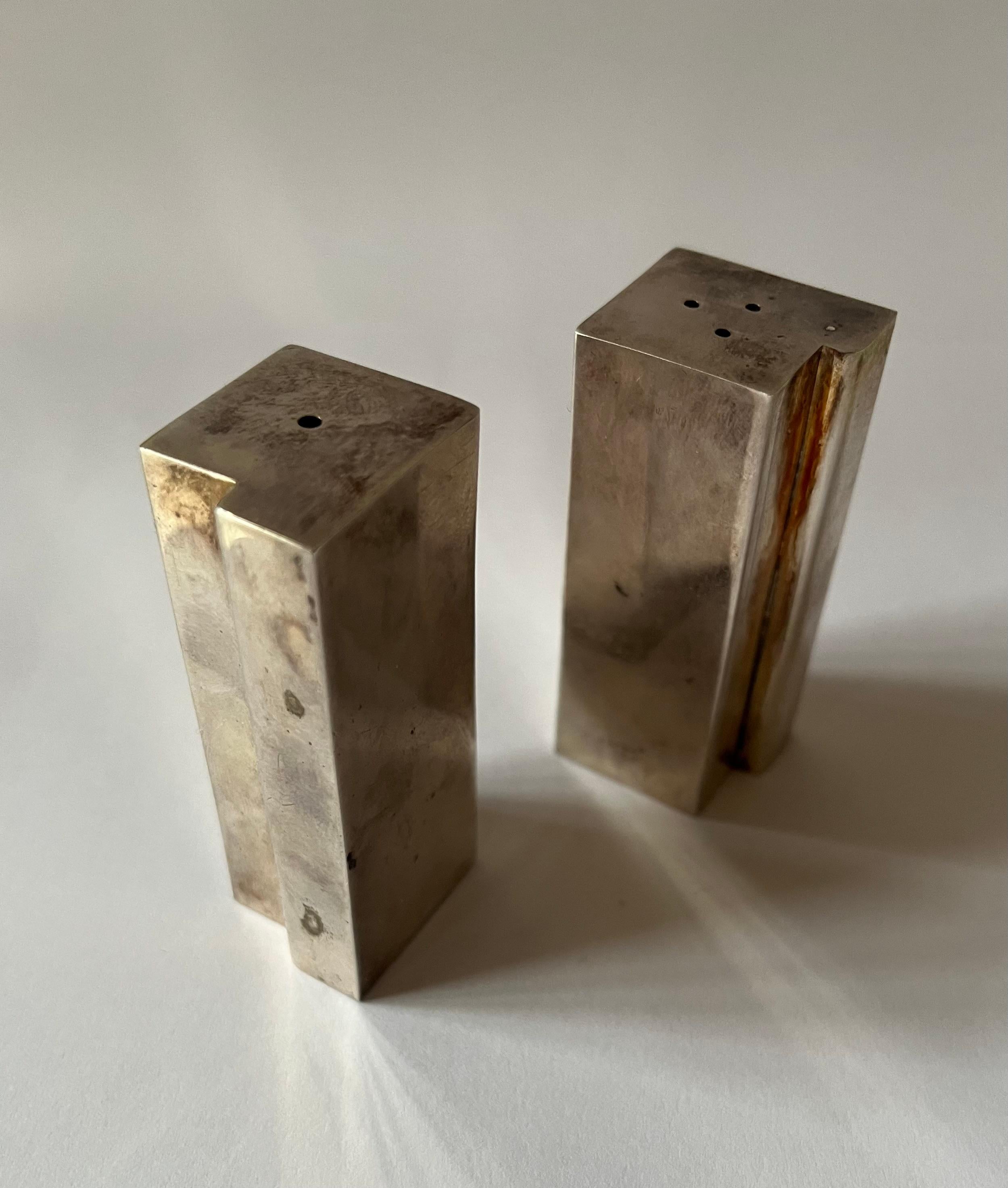 Sterling Silver Decorative Minimalistic Pepper and Salt shakers, 1970's im Zustand „Gut“ im Angebot in Den Haag, NL