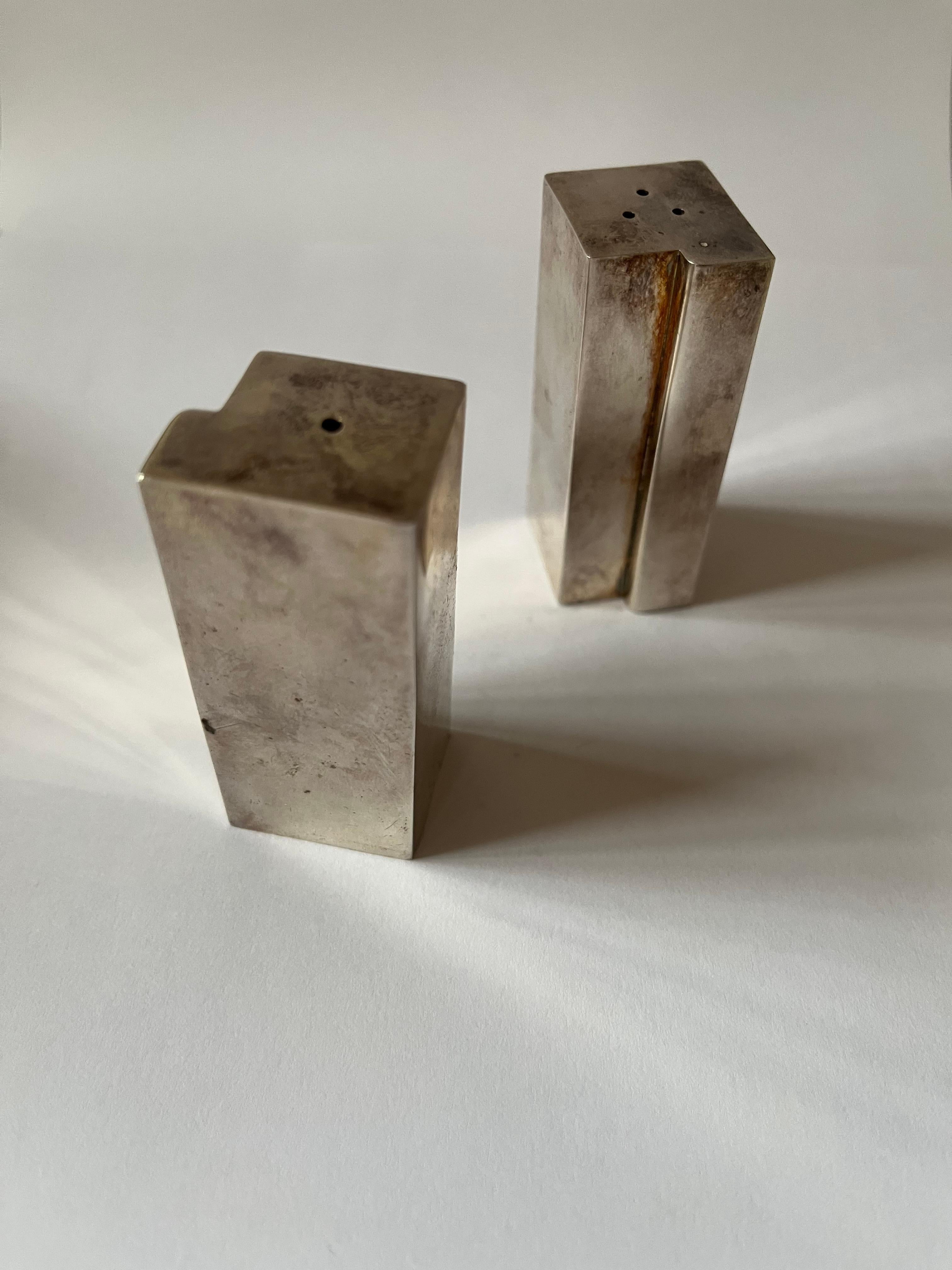 Sterling Silver Decorative Minimalistic Pepper and Salt shakers, 1970's (Ende des 20. Jahrhunderts) im Angebot
