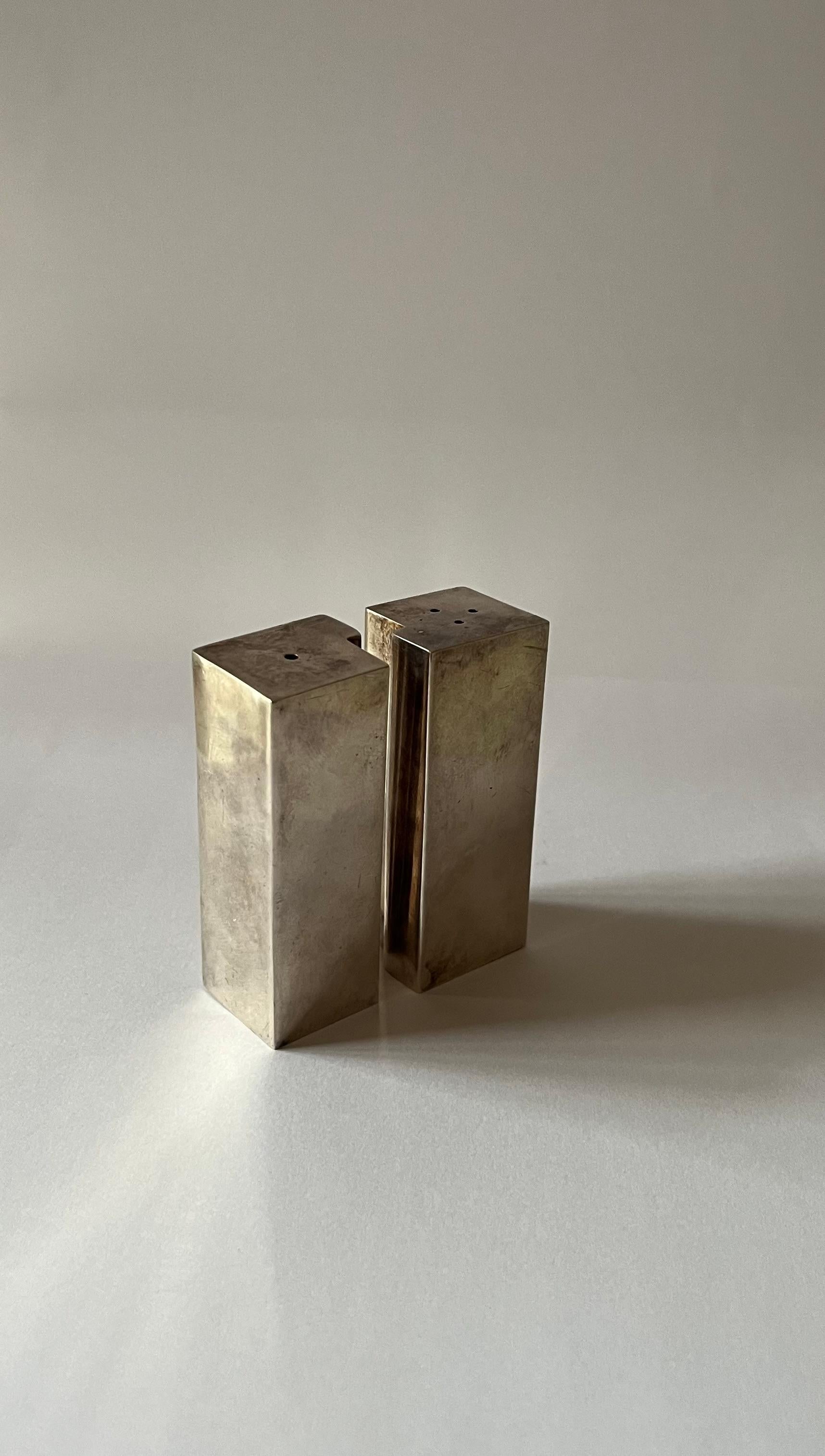 Sterling Silver Decorative Minimalistic Pepper and Salt shakers, 1970's (Sterlingsilber) im Angebot