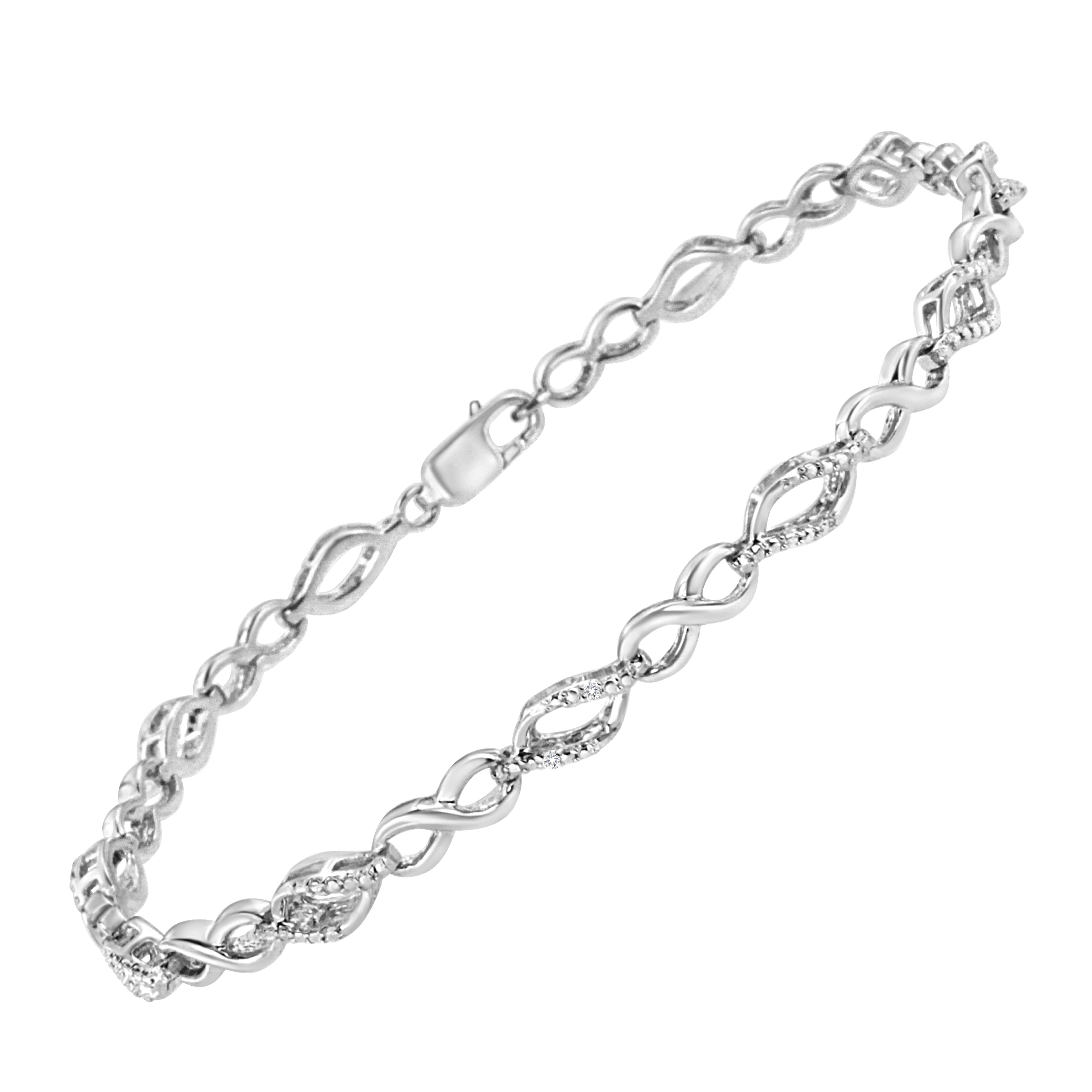 Regalati questo elegante e raffinato bracciale a maglie infinito. Realizzato in fresco argento 925, questo pezzo è progettato con maglie a forma di infinito e a forma di pera alternate. Questo gioiello con diamanti incastonati misura 7,25 pollici e