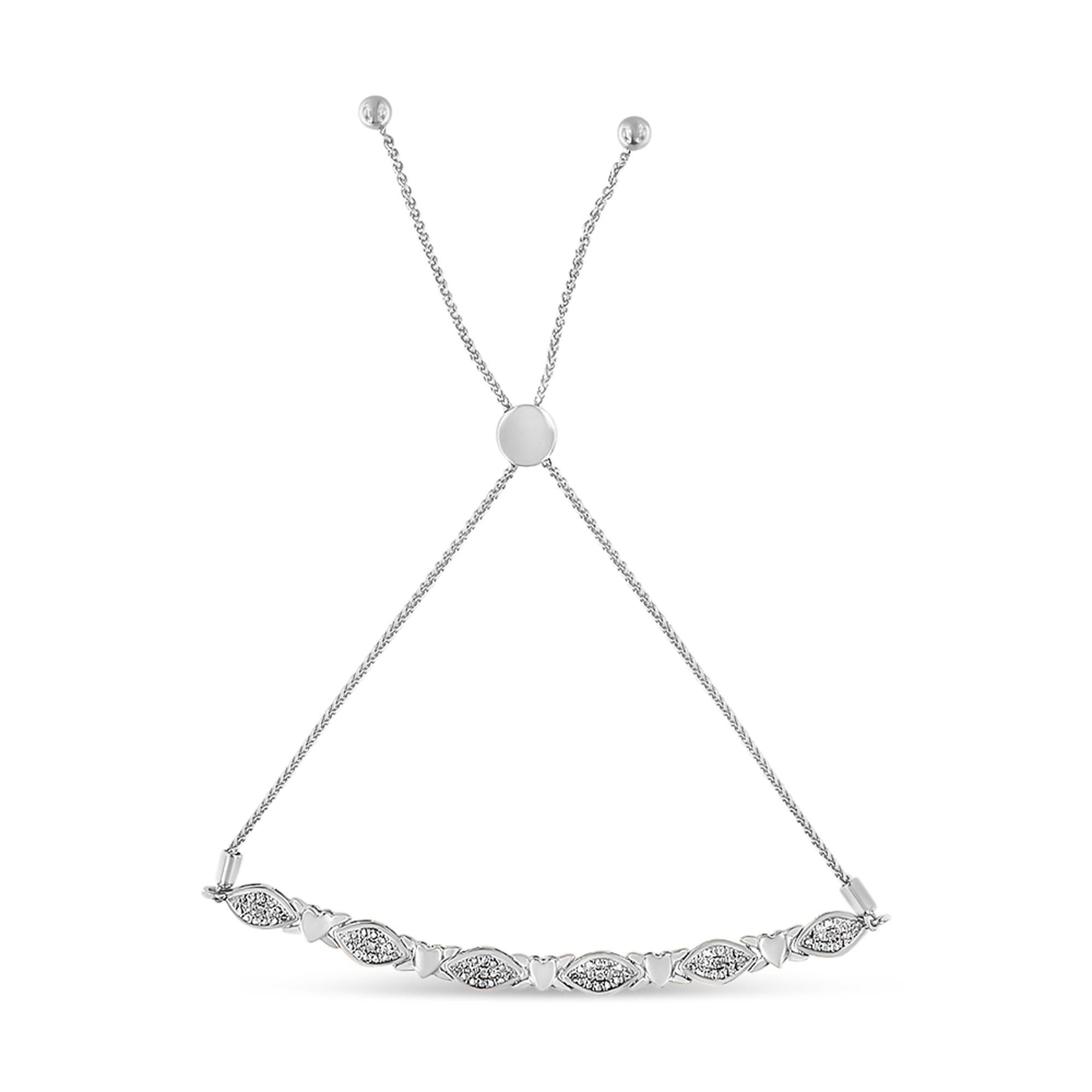 Abre la puerta de la elegancia refinada con esta exquisita pulsera, en la que el encanto clásico de la plata de ley 925 se une al encanto centelleante de los diamantes naturales. La pieza entrelaza maravillosamente formas de marquesa y eslabones de