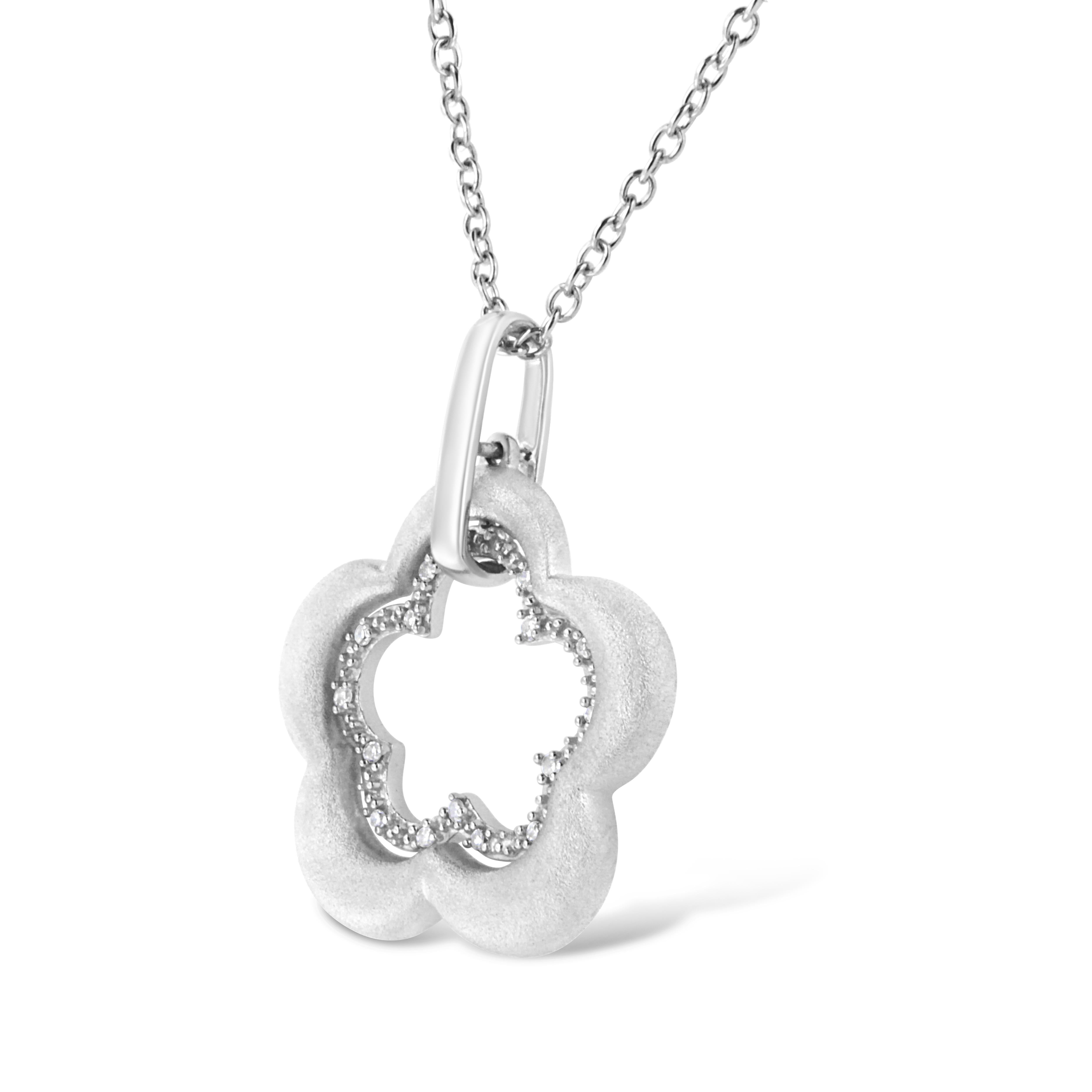 Halskette mit Anhänger aus Sterlingsilber mit Diamant-Akzent in Doppelblütenform und Satin-Finish (Zeitgenössisch) im Angebot