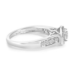 Anello rotondo con grappolo di diamanti e bordo a corona in argento sterling