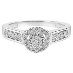 Anello rotondo con grappolo di diamanti e bordo a corona in argento sterling
