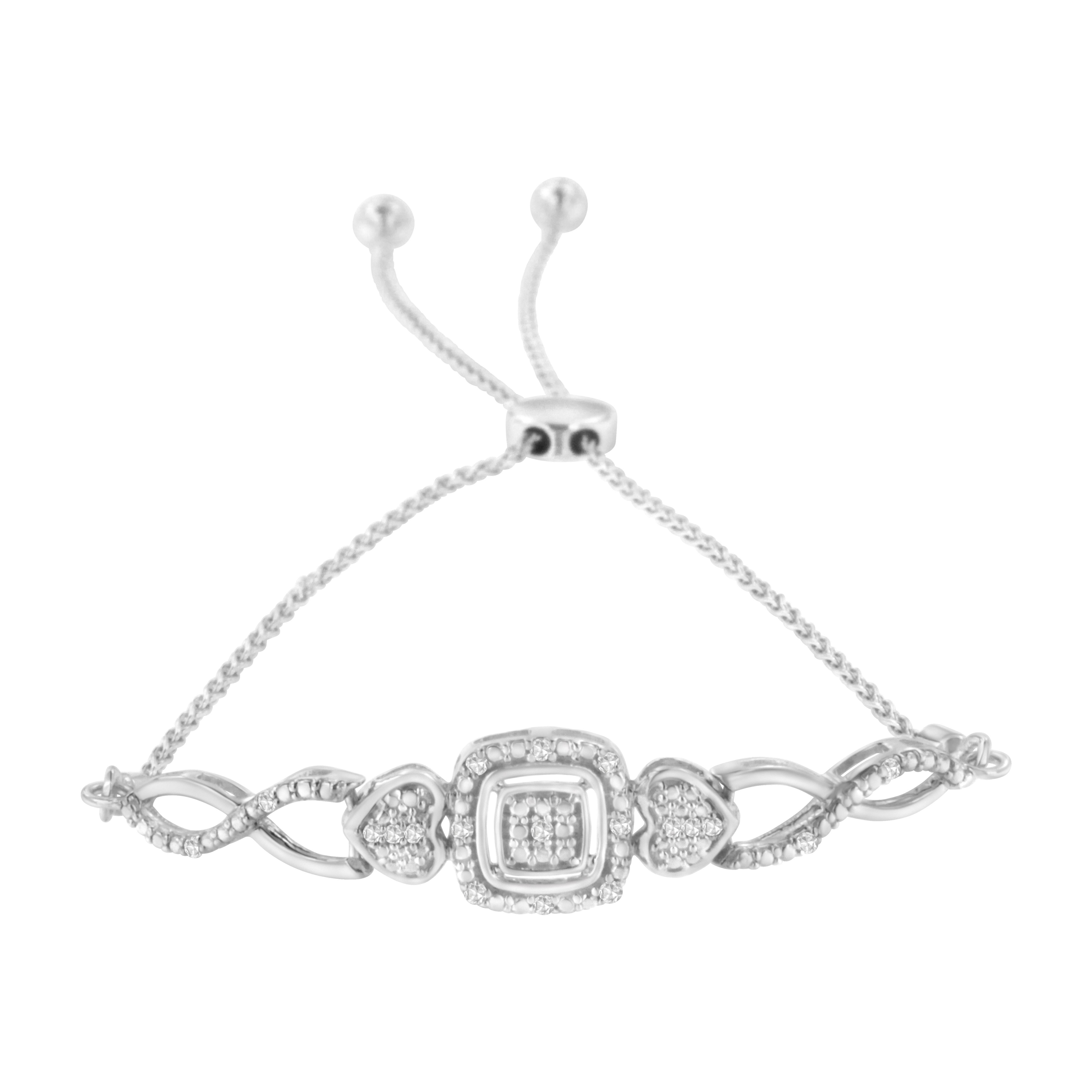 Esprimi il tuo affetto a lei con questo splendido braccialetto bolo. Dal design unico, è composto da elegante argento 925, finemente lucidato con grazia. Il bracciale presenta due cuori ornati da tremolanti diamanti taglio rotondo, che si uniscono