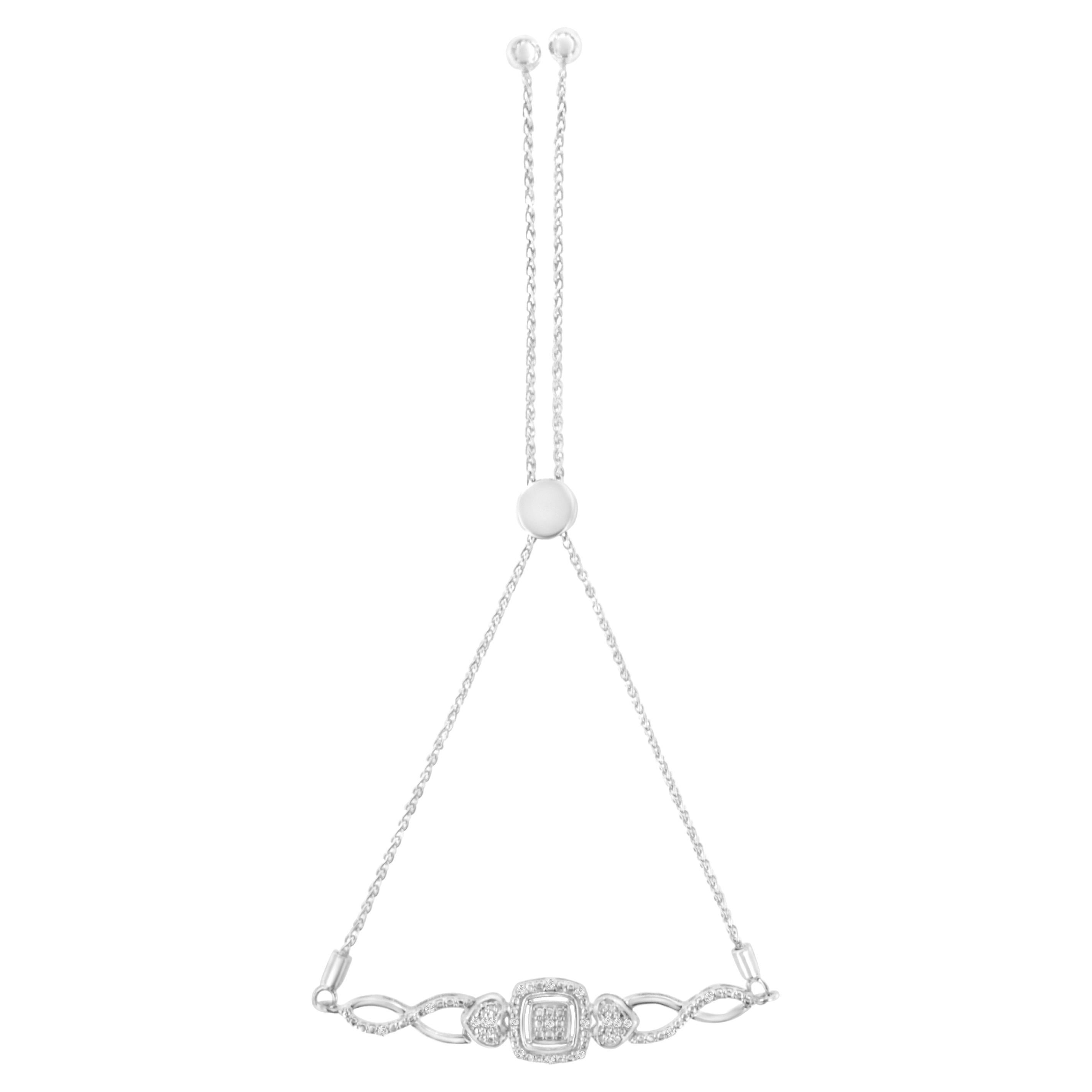 Bracelet bolo ajustable en argent sterling avec coussin de diamants et cadre en forme de coeur.