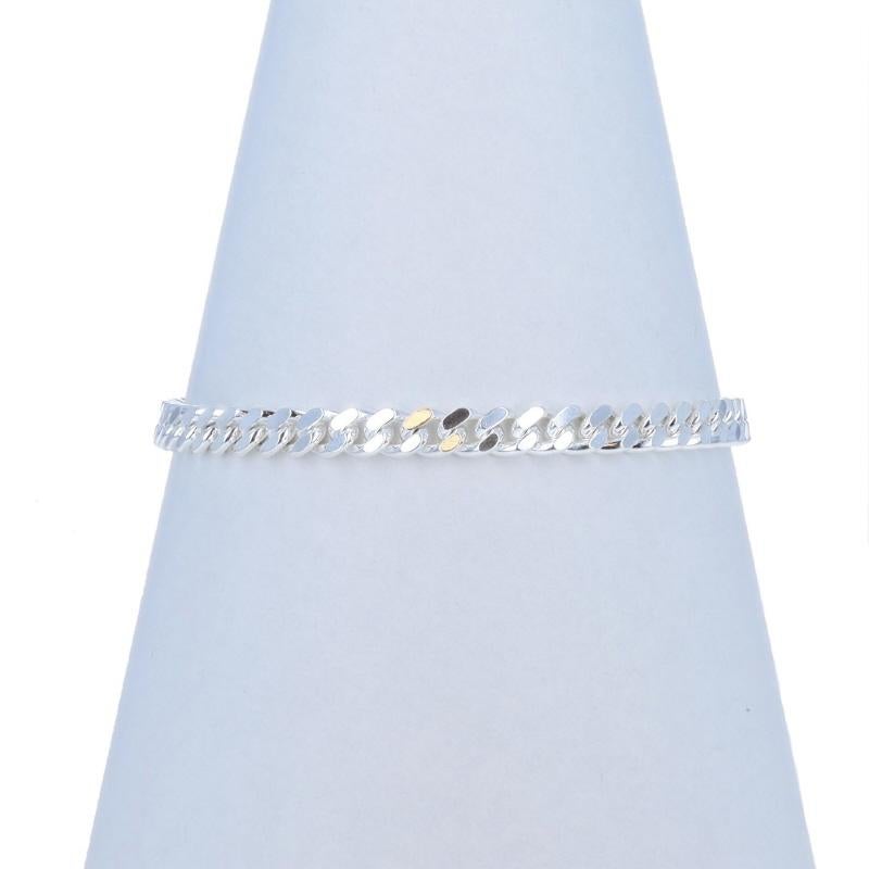 Metal Content: Sterling Silver

Chain Style: Diamond Cut Curb
Bracelet Style: Chain
Fastening Type: Lobster Claw Clasp

Measurements

Length: 8 1/2